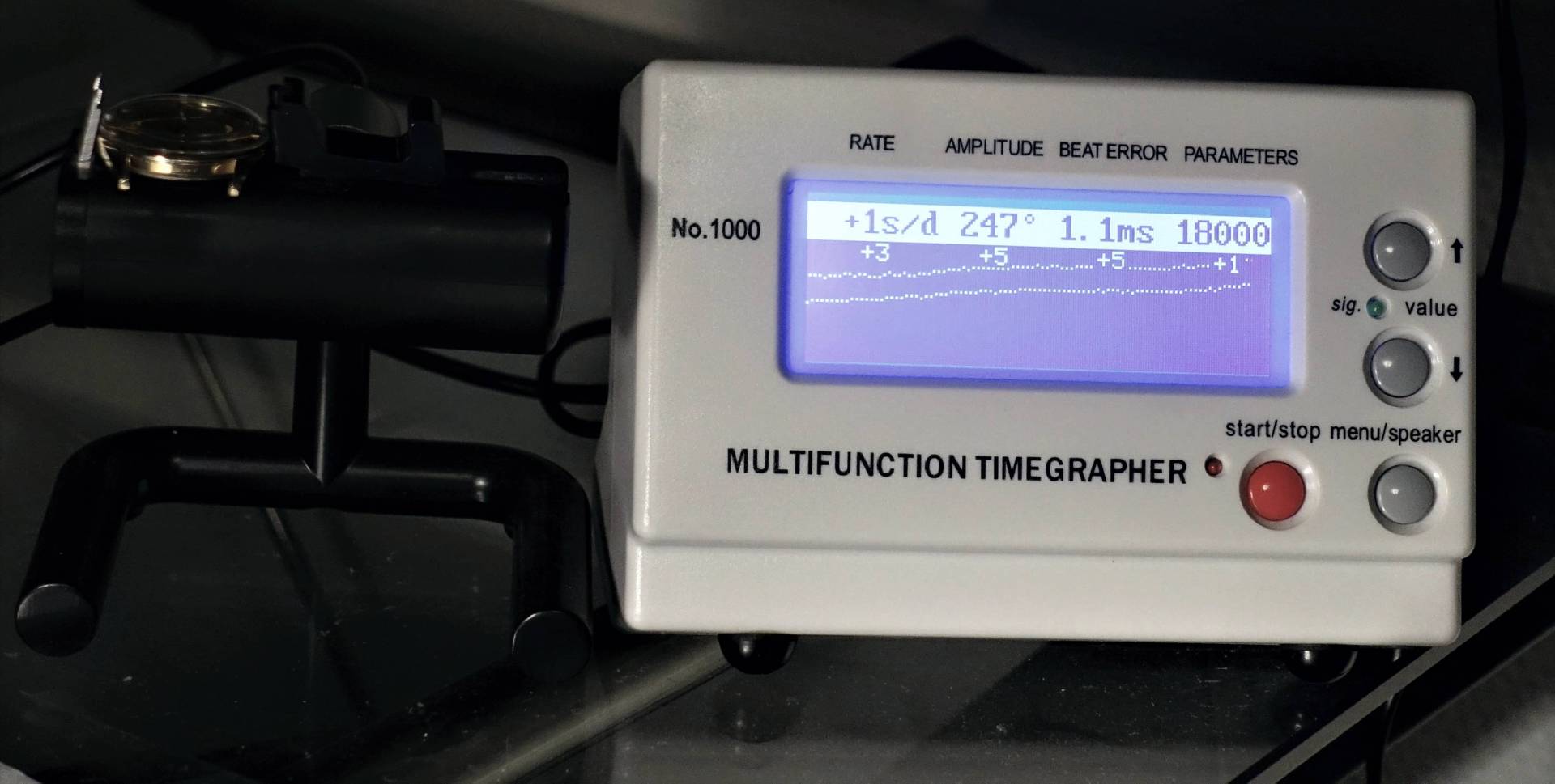 Elektronisches Zeitwaagen Messgerät mit digitalem Display zur Überprüfung der Ganggenauigkeit von Uhren.