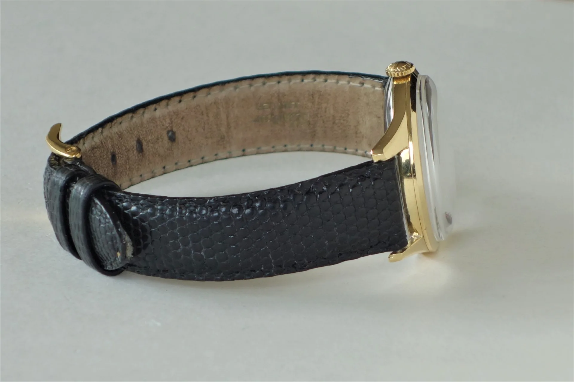 Armbanduhr schwarz goldfarben Armbanduhr mit schwarzem Armband und goldfarbenem Gehäuse.