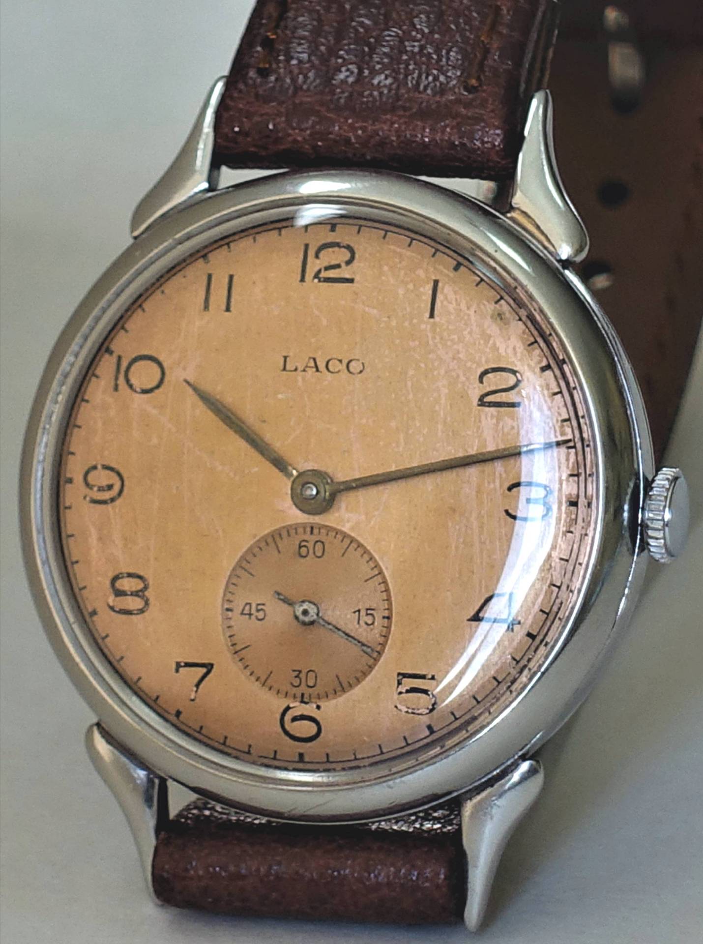 Armbanduhr mit braunem Zifferblatt, silberfarbenem Gehäuse und braunem Armband.