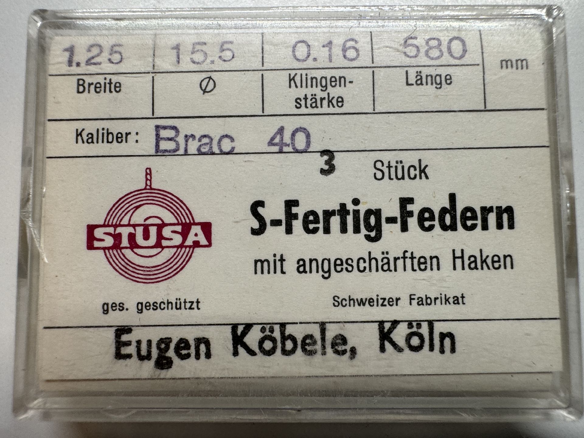Verpackung mit drei S-Fertig-Federn für Uhrwerke des Kalibers Brac 40.