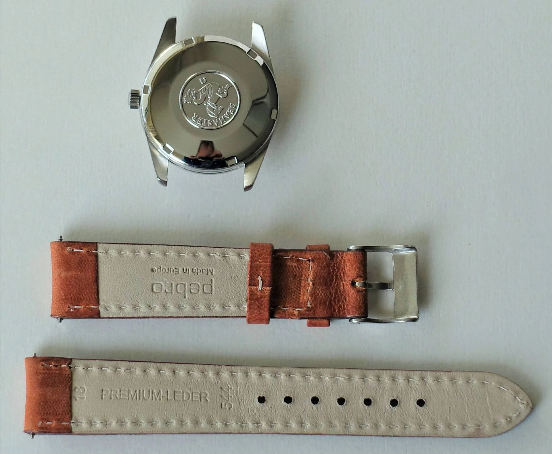 Uhrgehäuse silberfarben und Lederarmband braun Silberfarbenes Uhrgehäuse mit Gravur und braunes Lederarmband mit silberfarbener Dornschließe.