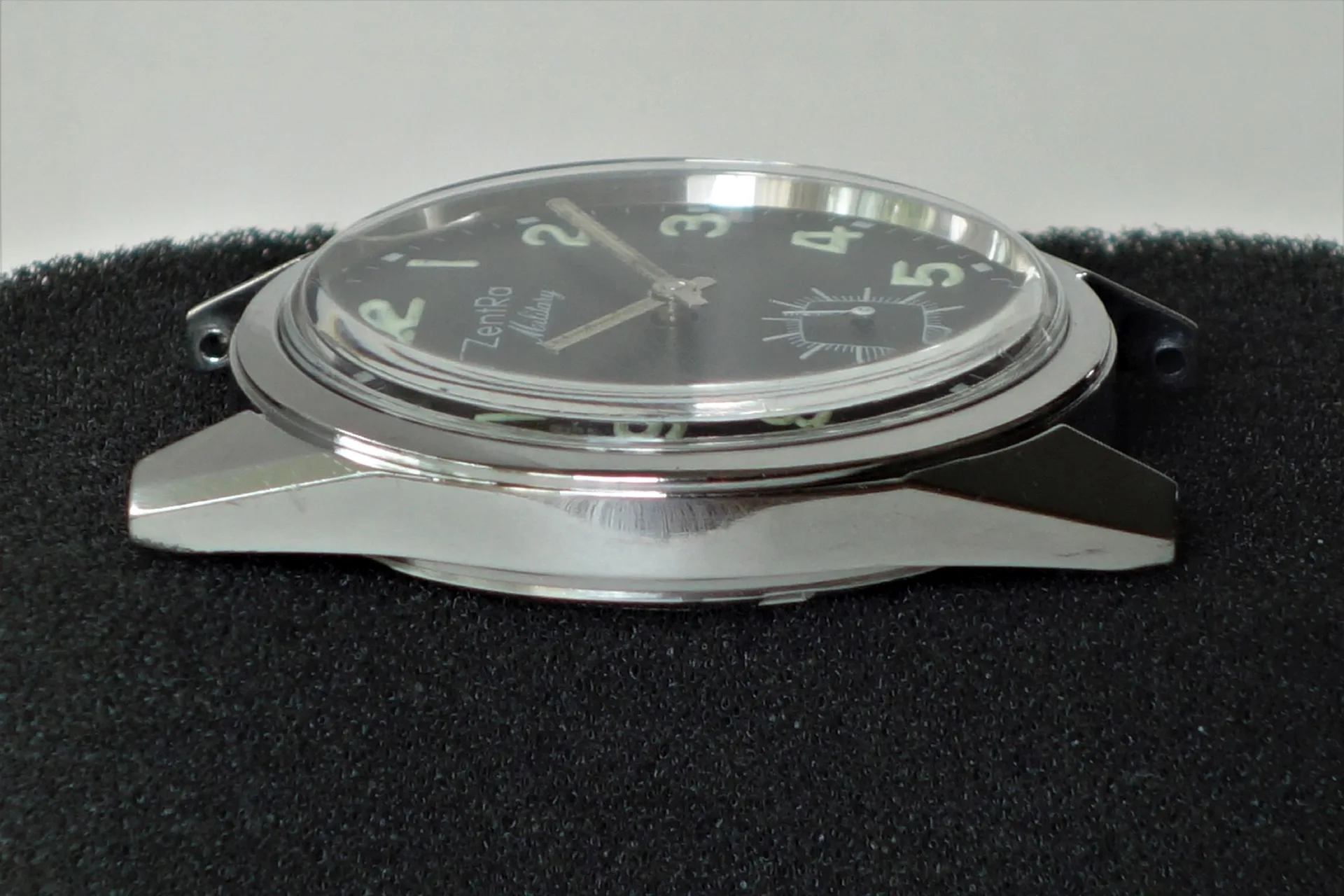 Armbanduhr schwarz silber Silberfarbene Armbanduhr mit schwarzem Zifferblatt und Leuchtzahlen.