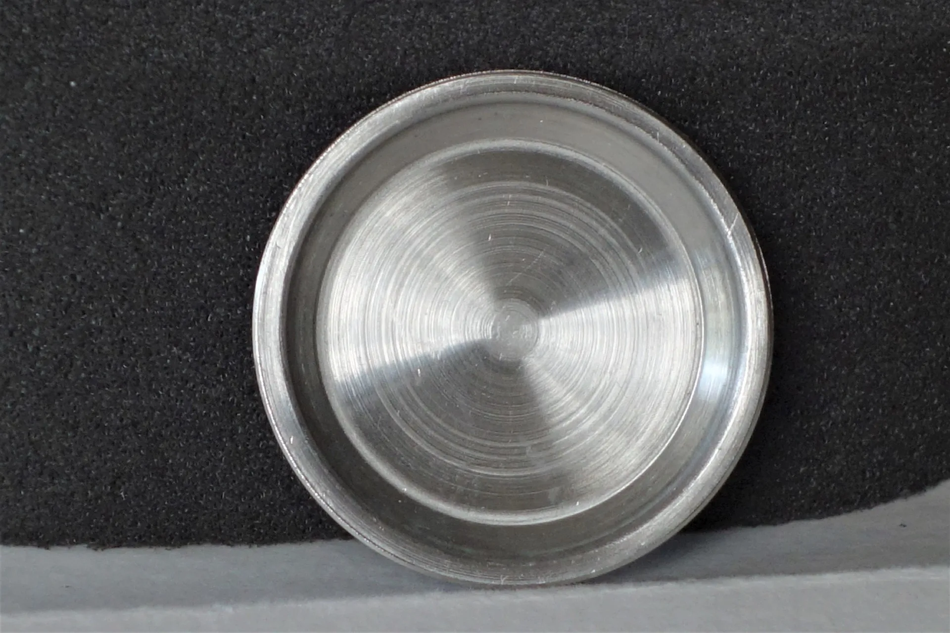 Gehäuseboden silberfarben Runder silberfarbener Gehäuseboden für Armbanduhren.