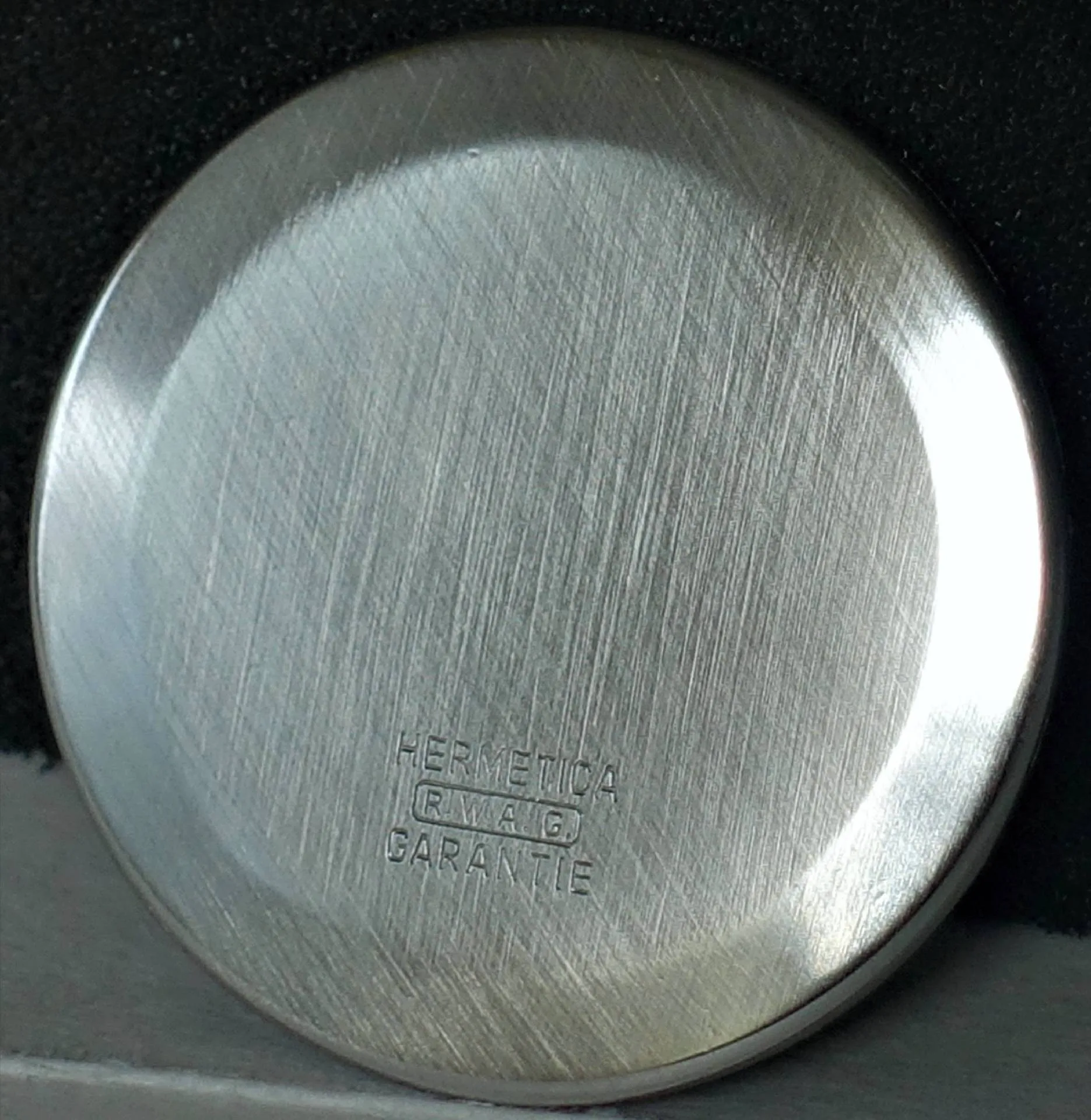 Uhrboden silberfarben Runder silberfarbener Uhrboden mit Gravur "HERMETICA R.W.A.G GARANTIE".