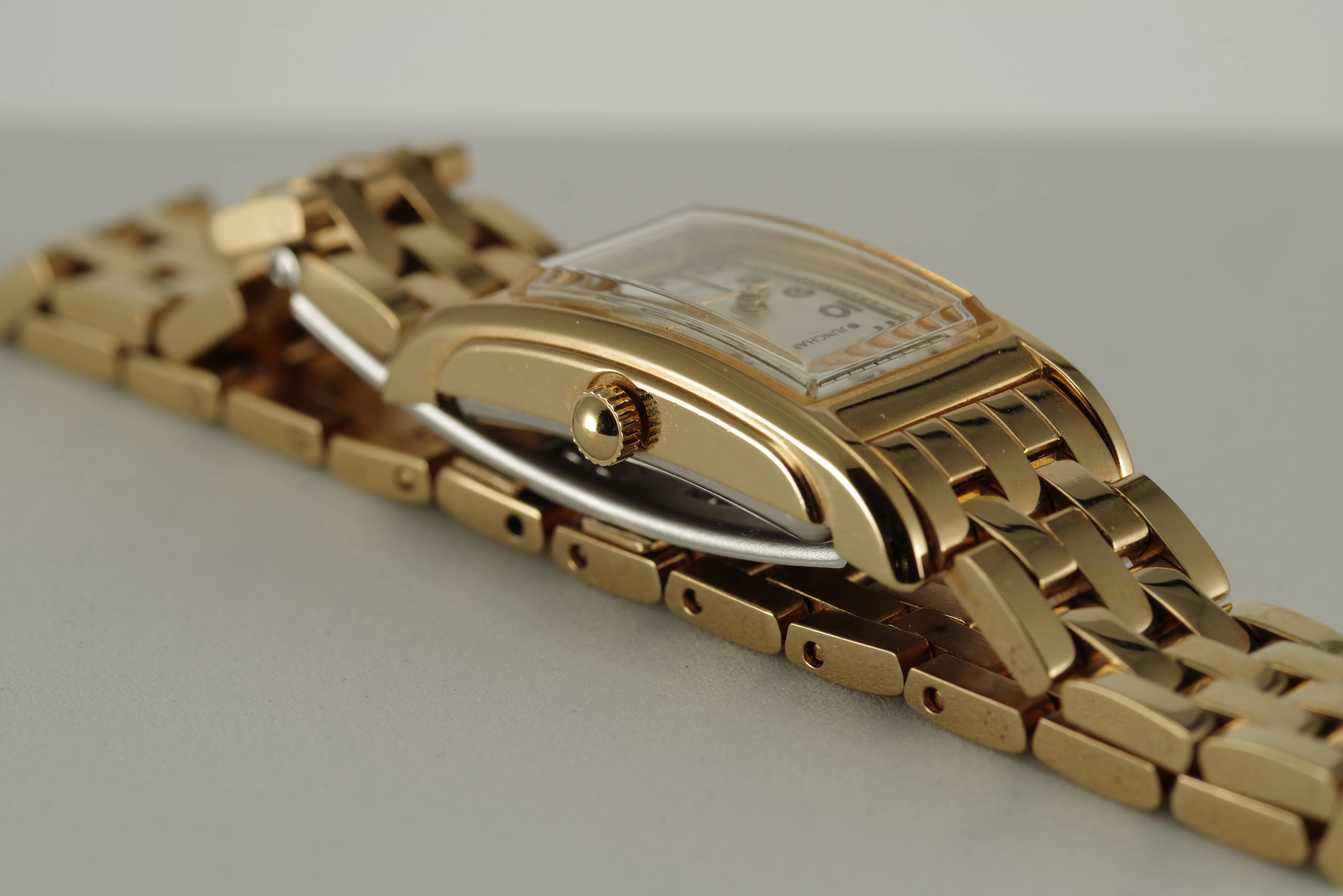 Damen Junghans Vintage Quarz Armbanduhr goldfarbenes Gehäuse mit Metallarmband Damen Junghans Vintage Quarz Armbanduhr goldfarbenes Gehäuse mit Metallarmband