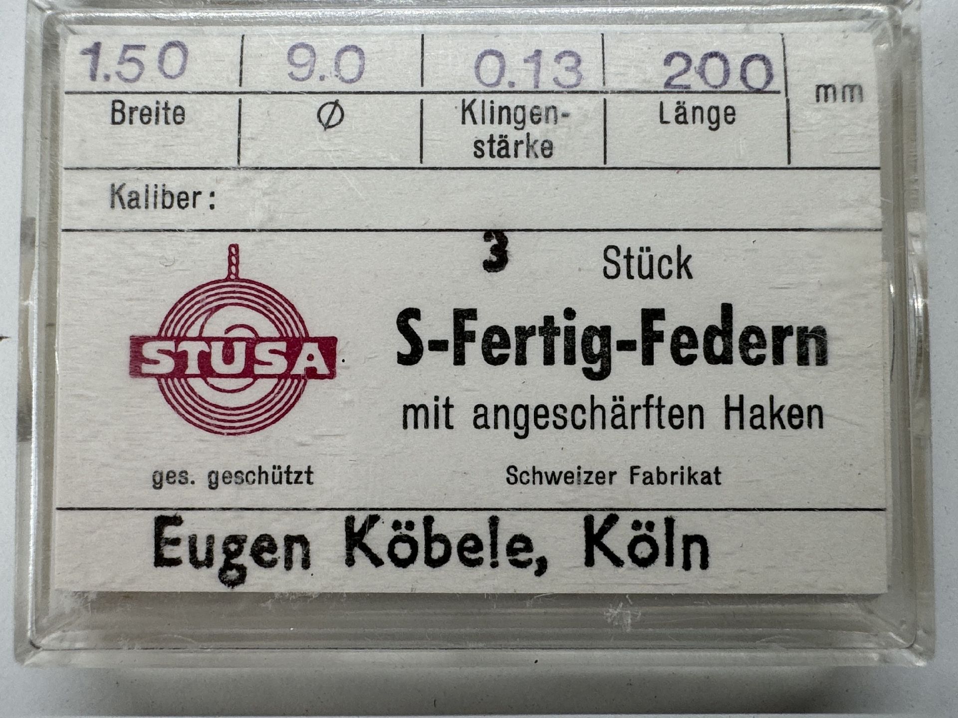Verpackung mit drei Uhrwerksfedern mit angeschärften Haken für Uhren.