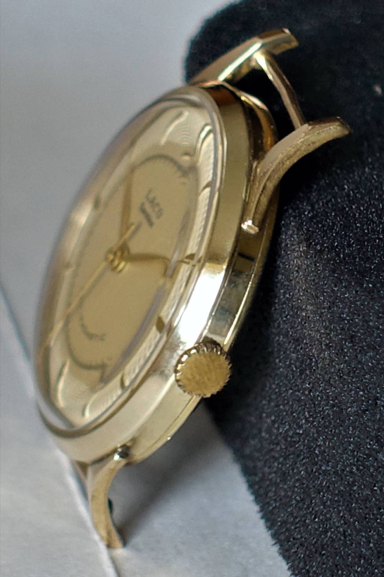 Runde analoge Armbanduhr in goldfarbener Ausführung ohne Armband.