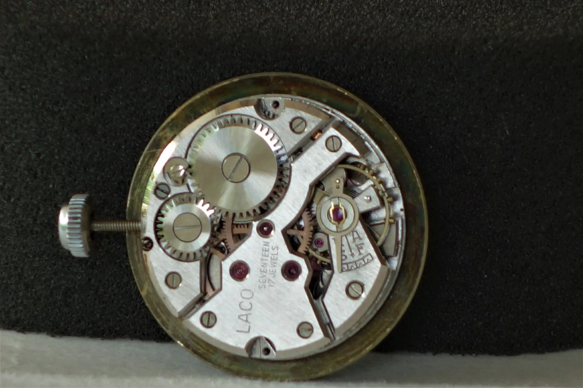 Mechanisches Uhrwerk von Laco mit sichtbaren Zahnrädern und Aufzugskrone in silberner Farbe.
