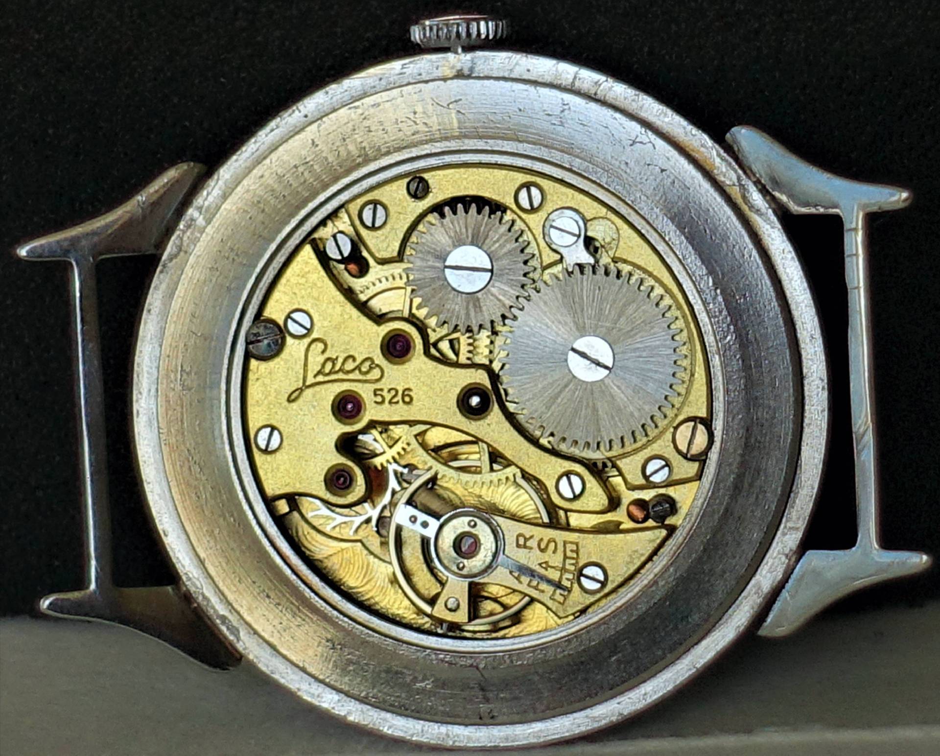 Mechanisches Uhrwerk Laco 526 in silberfarbenem Gehäuse ohne Zifferblatt und Zeiger.