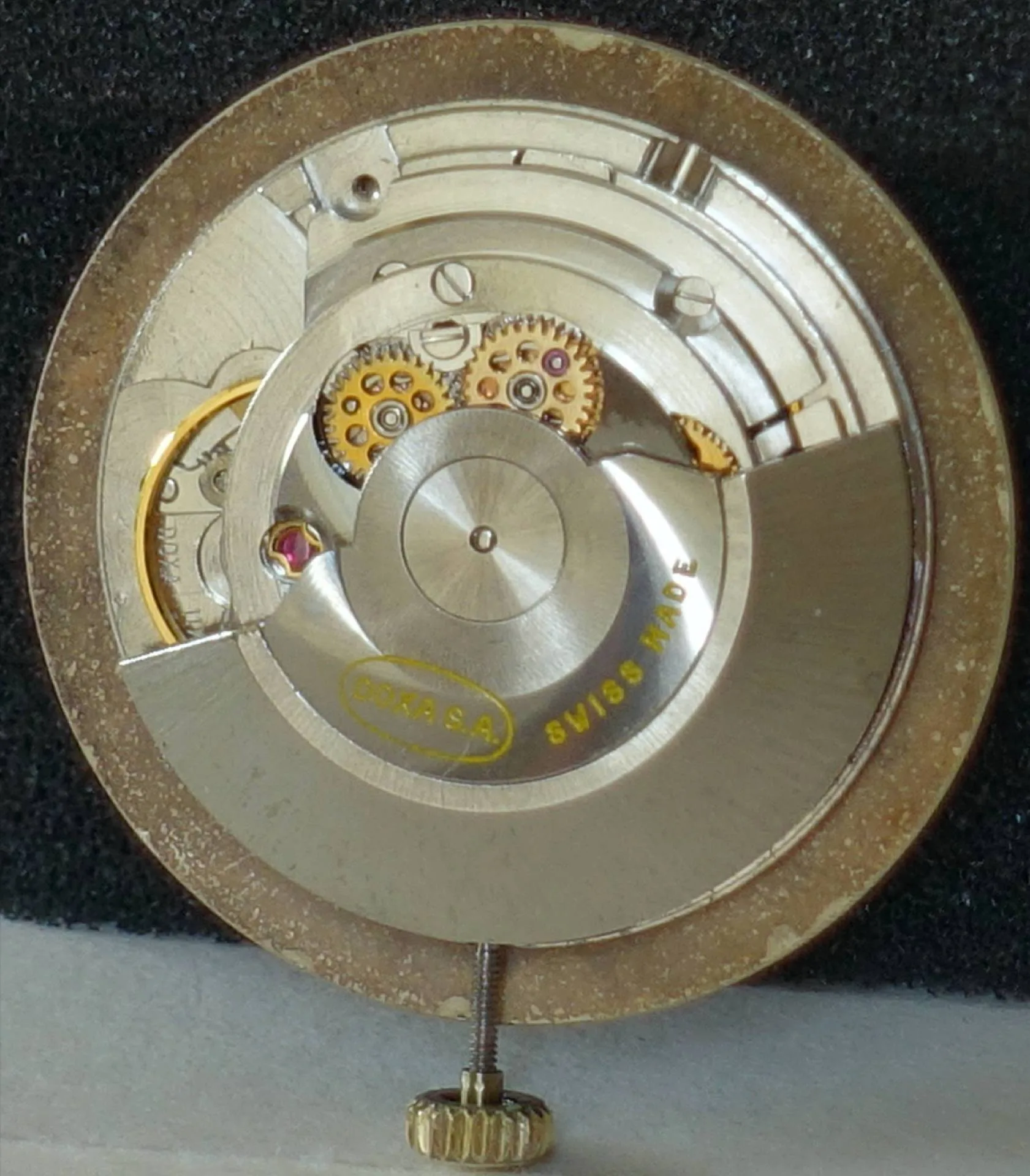 Automatik Uhrwerk silber Silberfarbenes Automatik-Uhrwerk mit sichtbaren Zahnrädern und Krone.