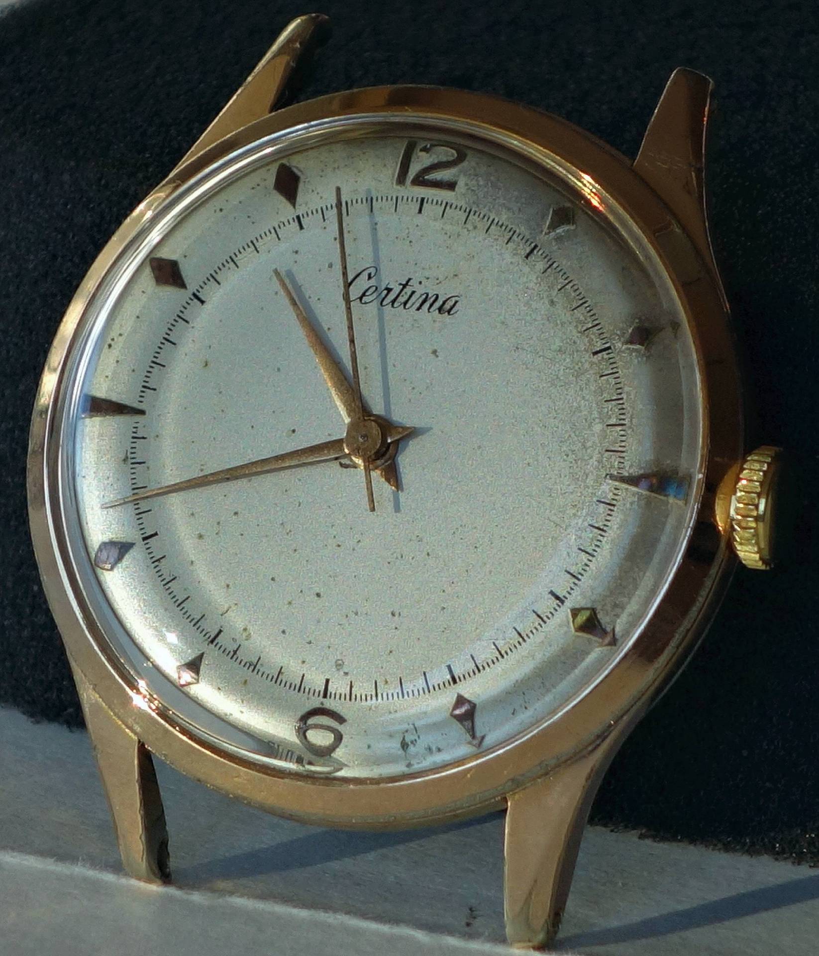 Runde Armbanduhr mit goldfarbenem Gehäuse und hellem Zifferblatt, ohne Armband.