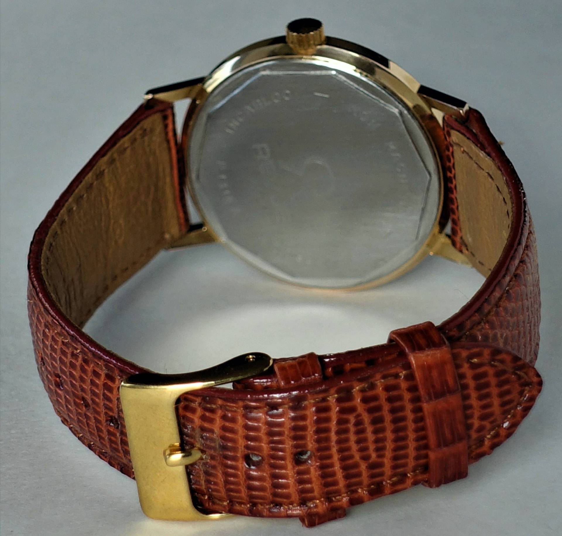 Armbanduhr mit braunem Armband in Lederoptik und goldfarbenem Gehäuse.