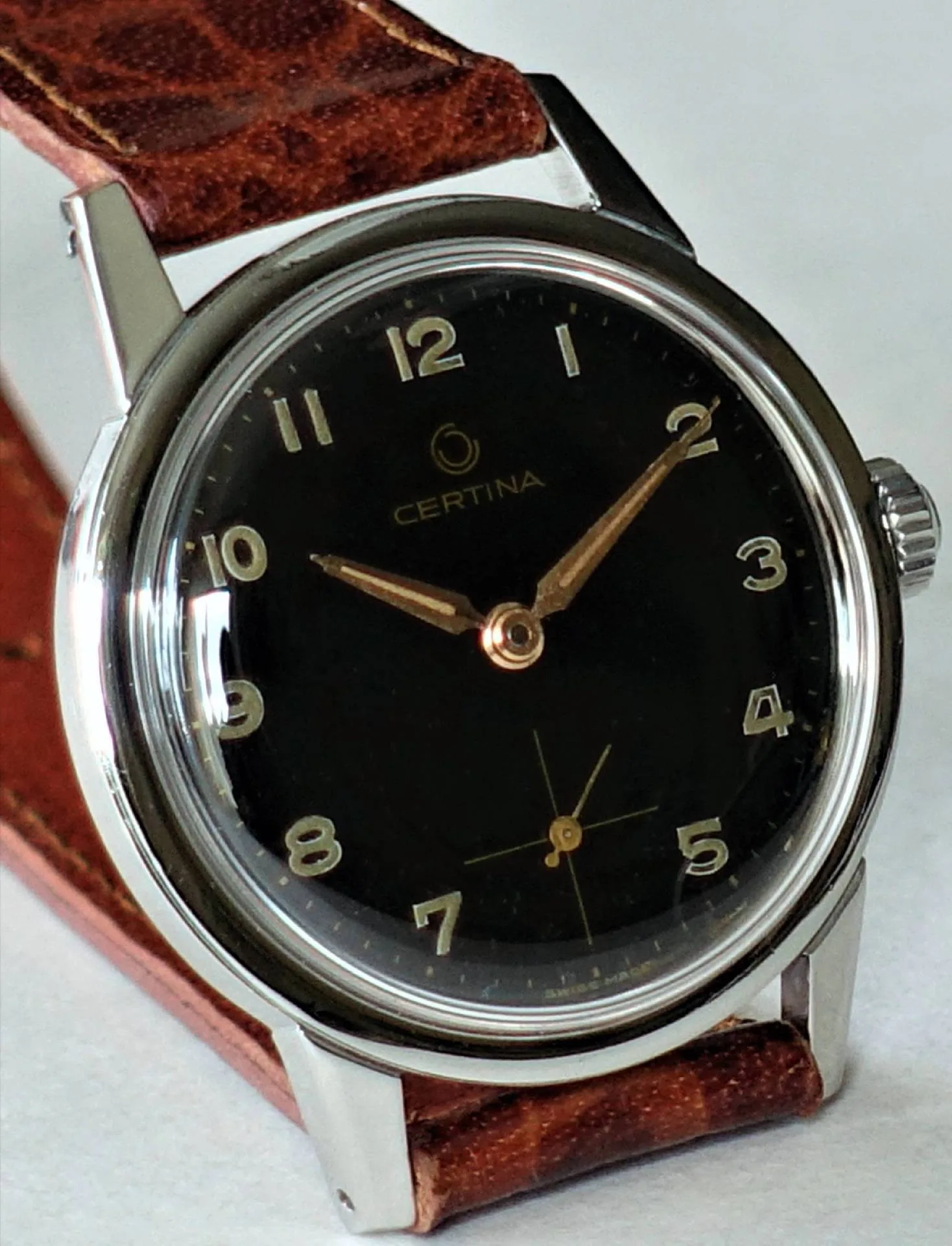 Certina Armbanduhr schwarz Schwarze Certina Armbanduhr mit silberfarbenem Gehäuse und braunem Armband.