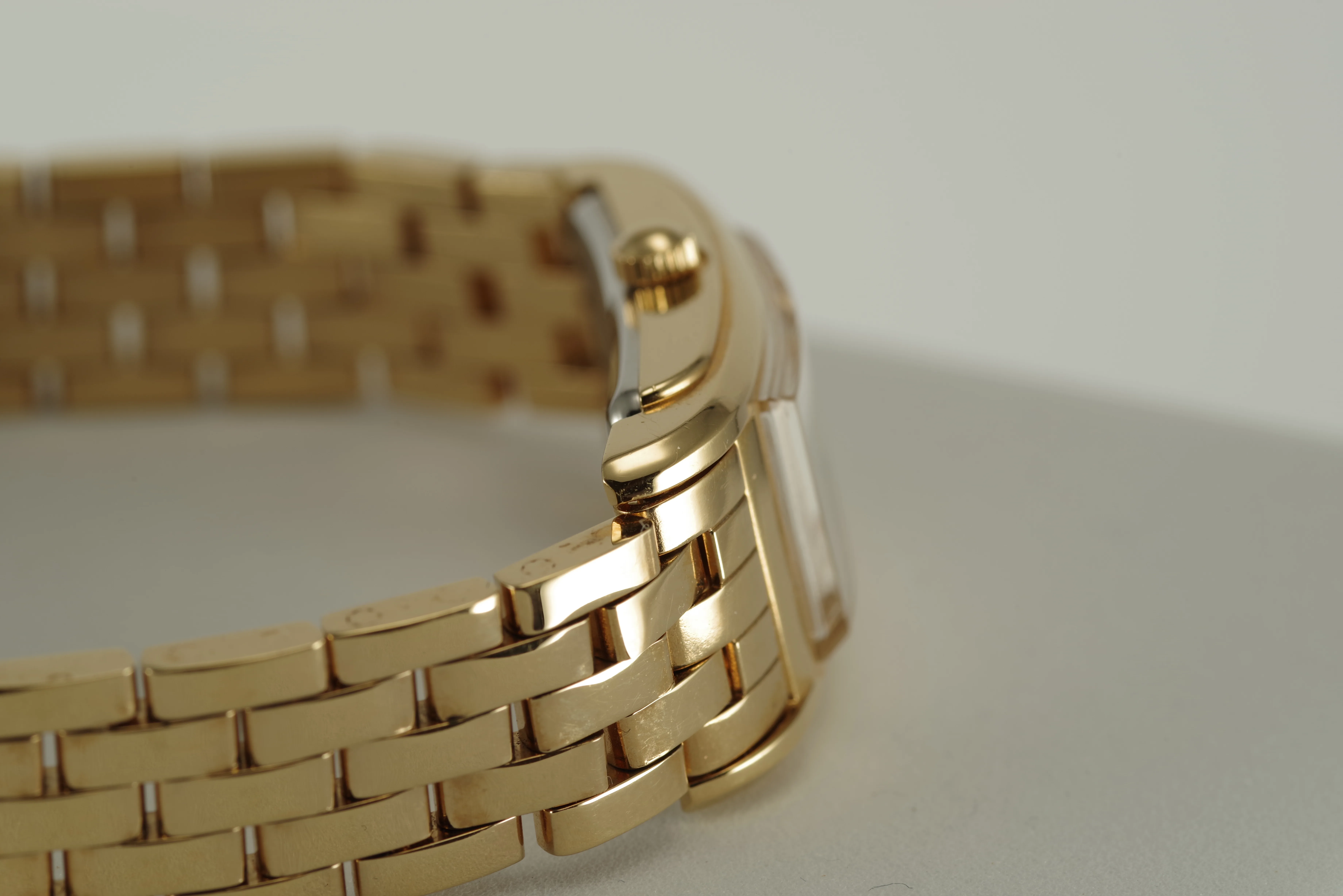 Damen Junghans Vintage Quarz Armbanduhr goldfarbenes Gehäuse mit Metallarmband