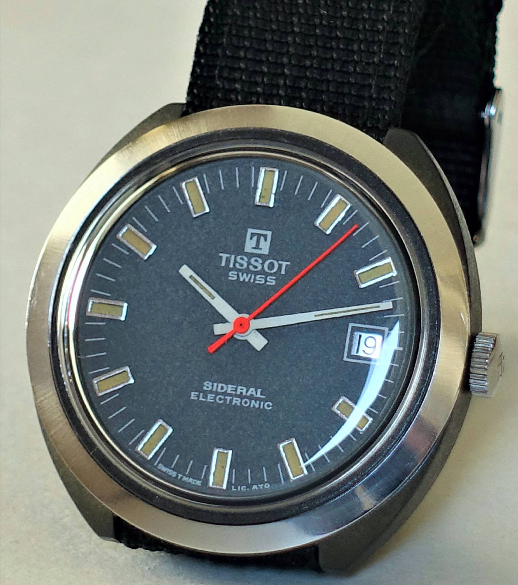 Detailaufnahme der Tissot Sideral Uhr mit schwarzem Zifferblatt und rotem Sekundenzeiger