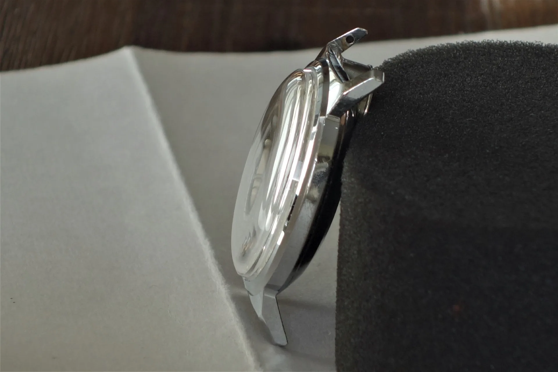 Metall Uhrengehäuse mit Glas Seitlich fotografiertes Uhrengehäuse aus Metall mit montiertem Uhrglas.