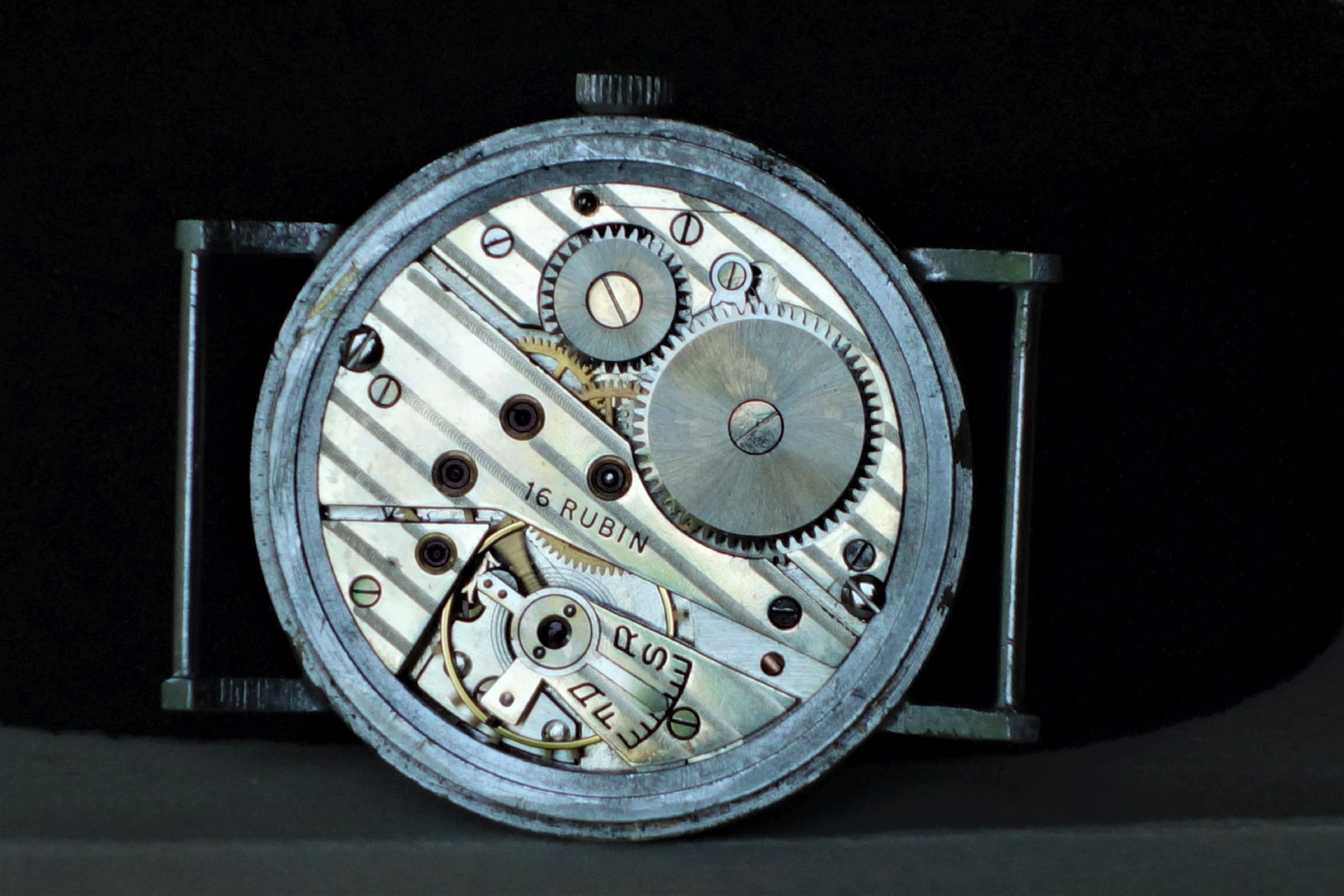 Silberfarbenes mechanisches Uhrwerk mit sichtbaren Zahnrädern und Gravur "16 RUBIN".