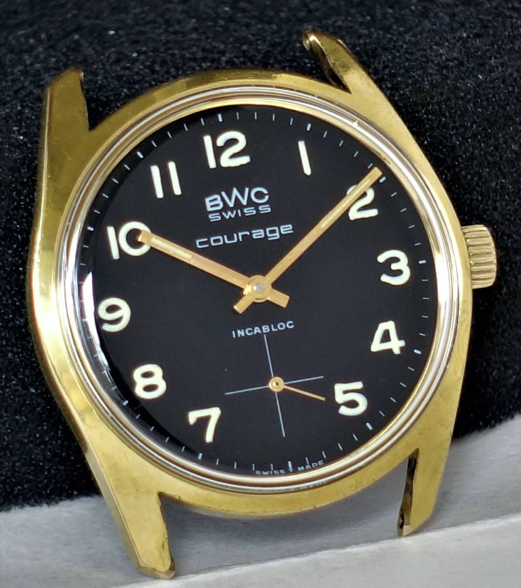 Armbanduhr schwarz goldfarben Schwarze Armbanduhr mit goldfarbenem Gehäuse und goldfarbenen Zeigern.
