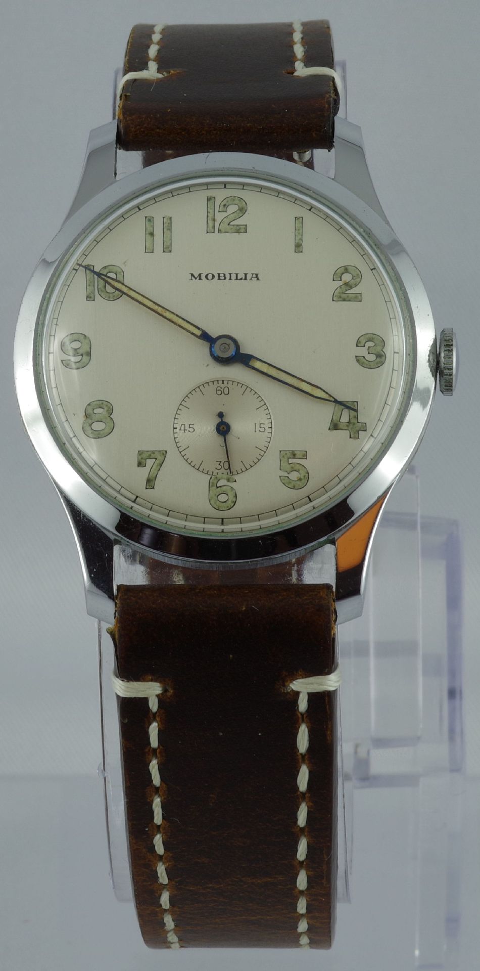 Klassische Armbanduhr mit hellem Zifferblatt und braunem Lederarmband.