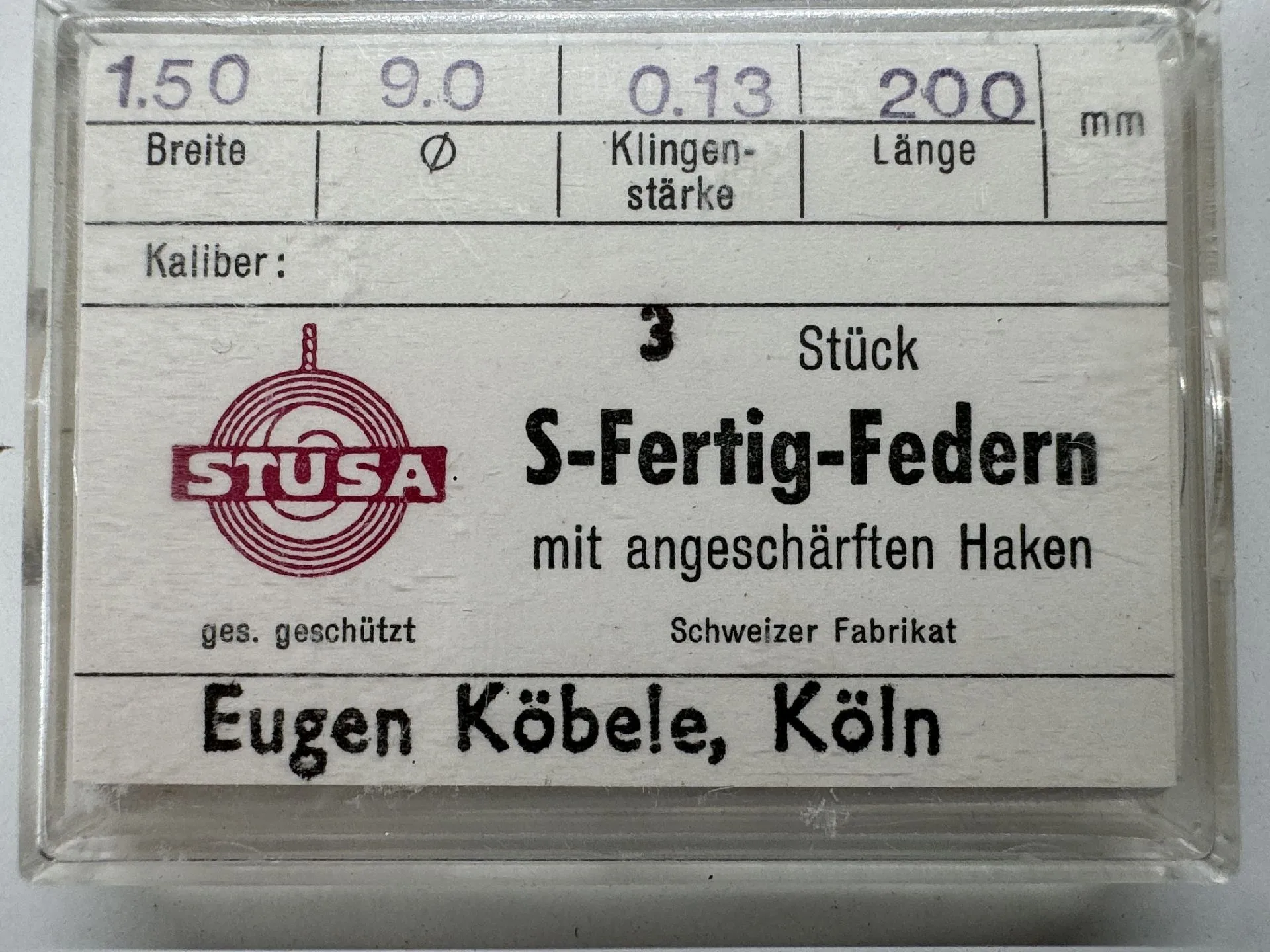 Verpackung mit drei Uhrwerksfedern mit angeschärften Haken für Uhren.