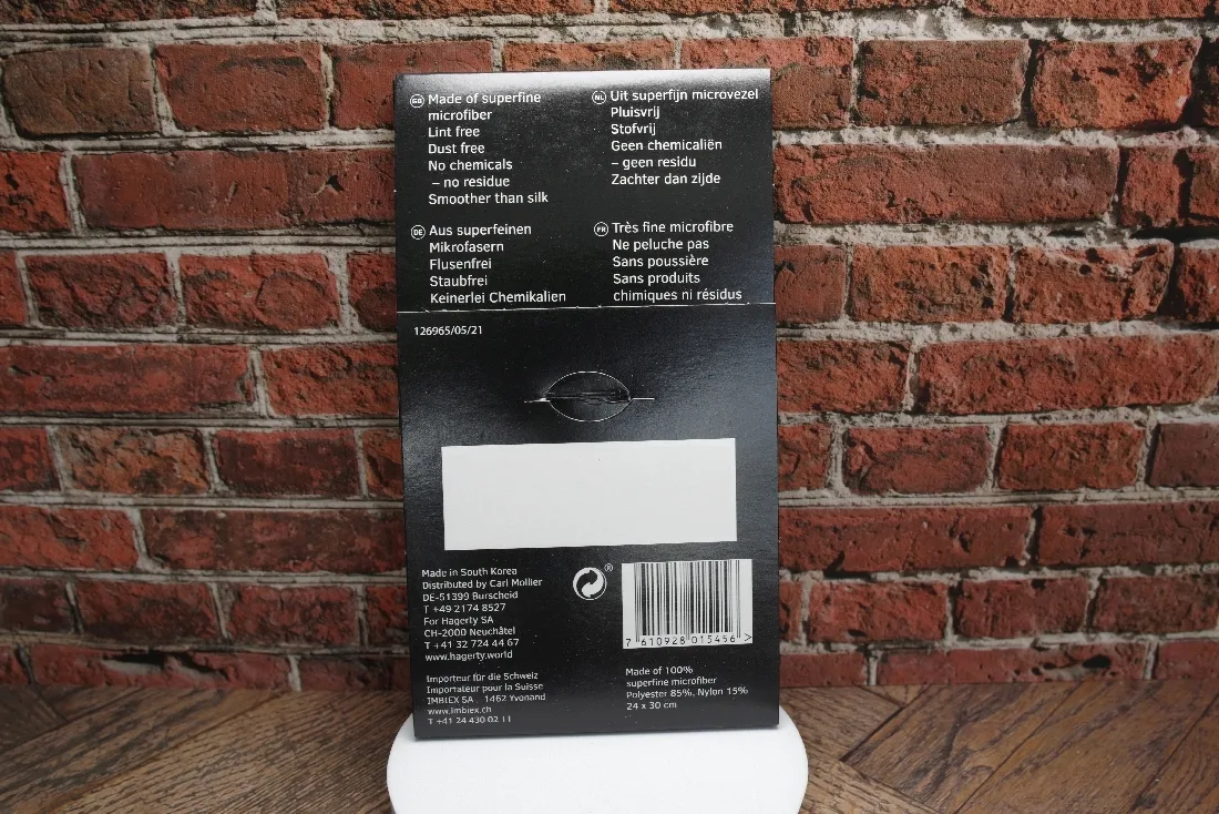 Mikrofasertuch 24x30cm Verpackung eines Mikrofasertuchs für die Reinigung von Uhren, Größe 24 mal 30 Zentimeter.
