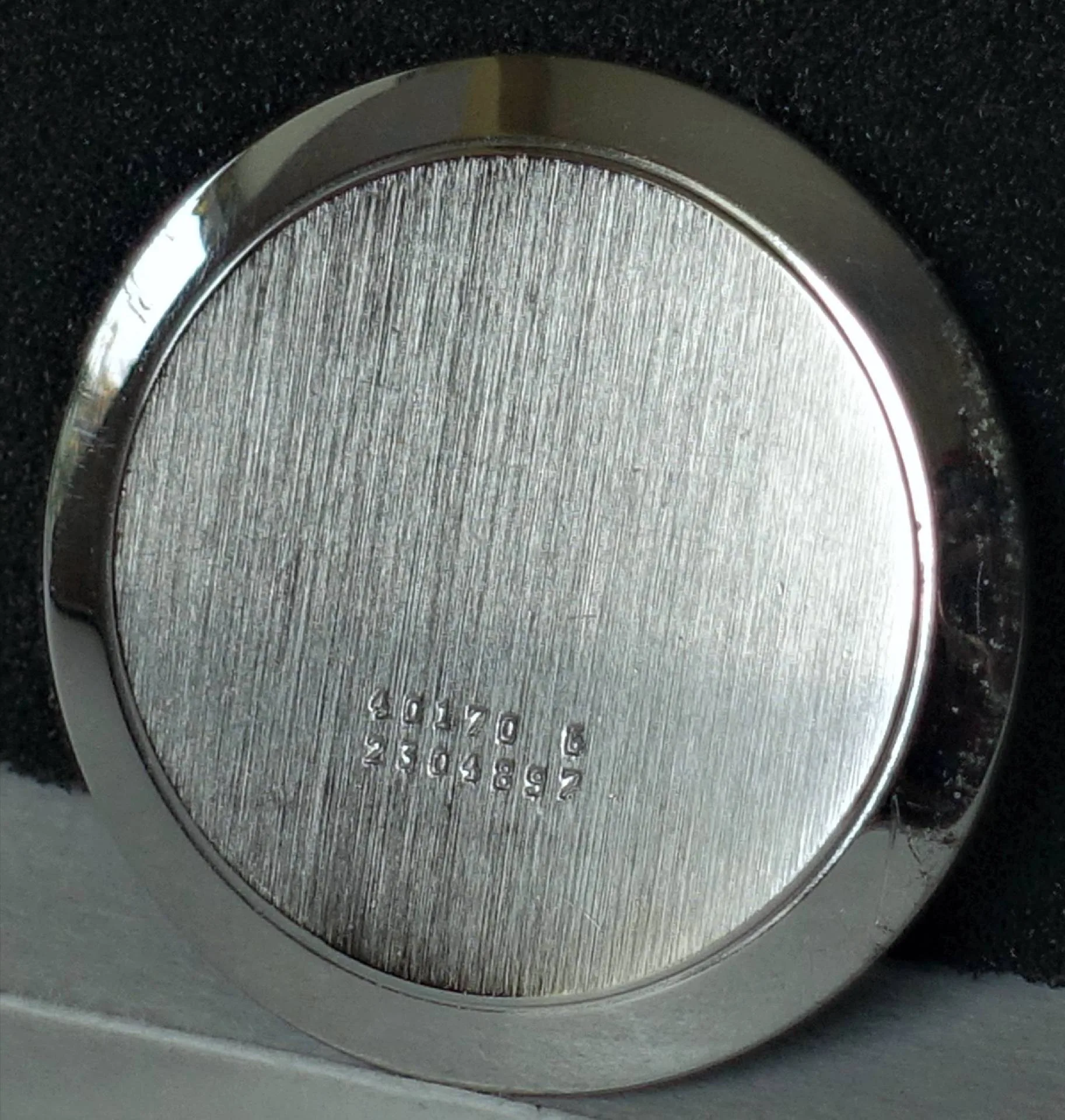 Gehäuseboden silberfarben Runder silberfarbener Gehäuseboden für Armbanduhren mit eingravierten Zahlen.