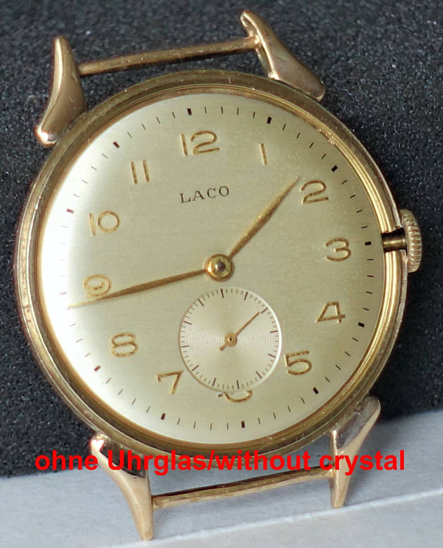 Goldfarbene Laco Armbanduhr ohne Uhrglas mit hellem Zifferblatt und kleiner Sekunde.