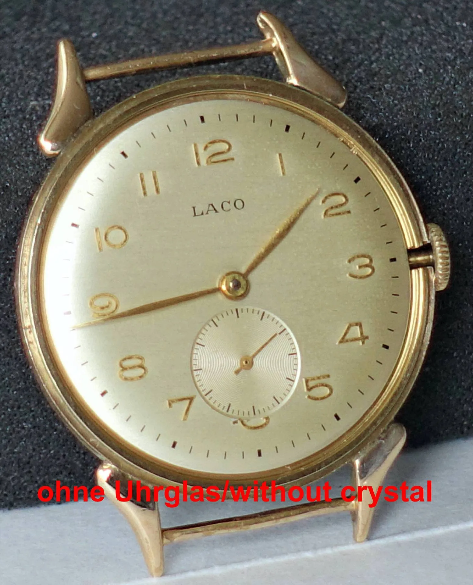Goldfarbene Laco Armbanduhr ohne Uhrglas mit hellem Zifferblatt und kleiner Sekunde.