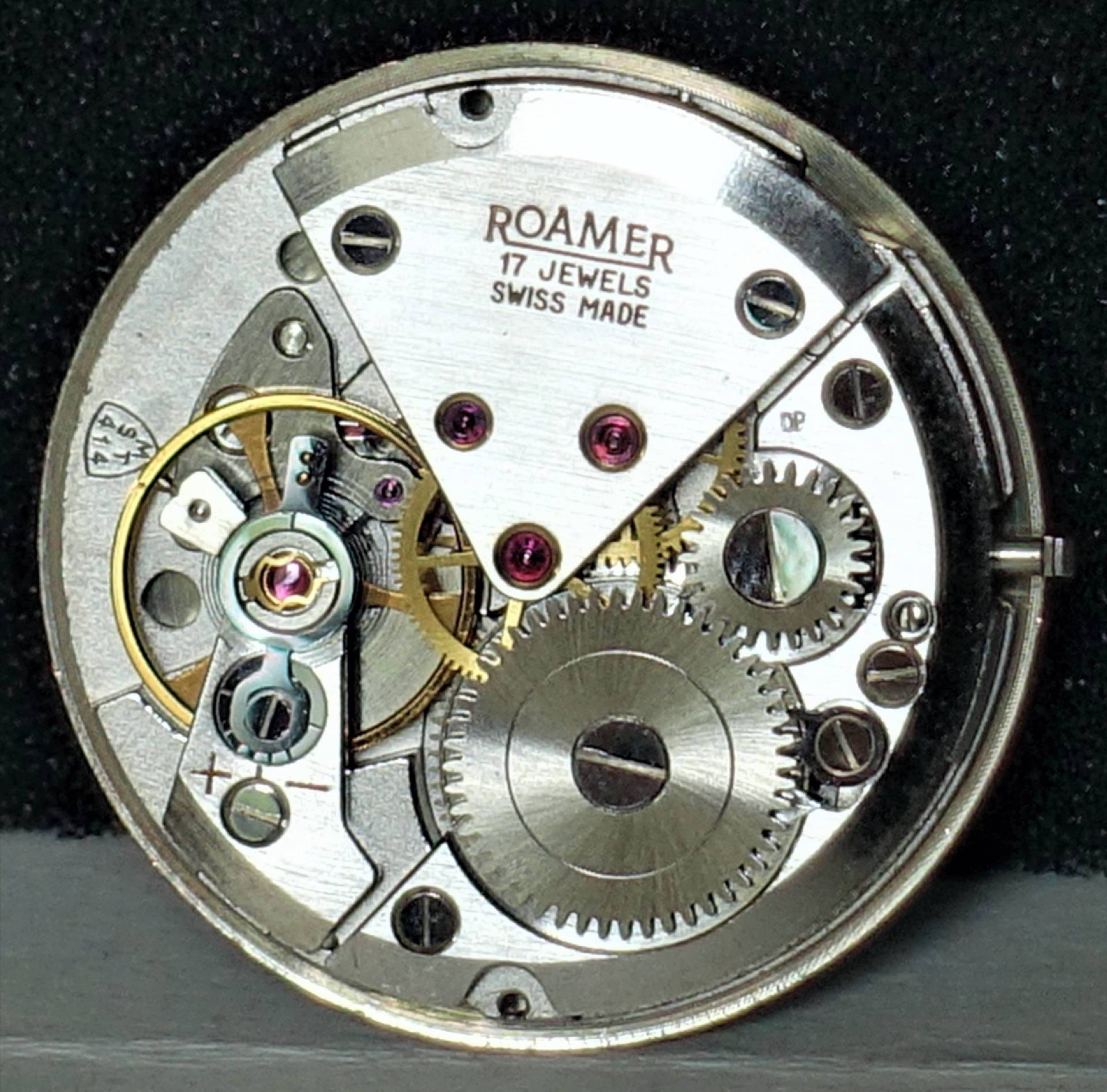 Mechanisches Uhrwerk von Roamer mit sichtbaren Zahnrädern und 17 Rubinlagersteinen.