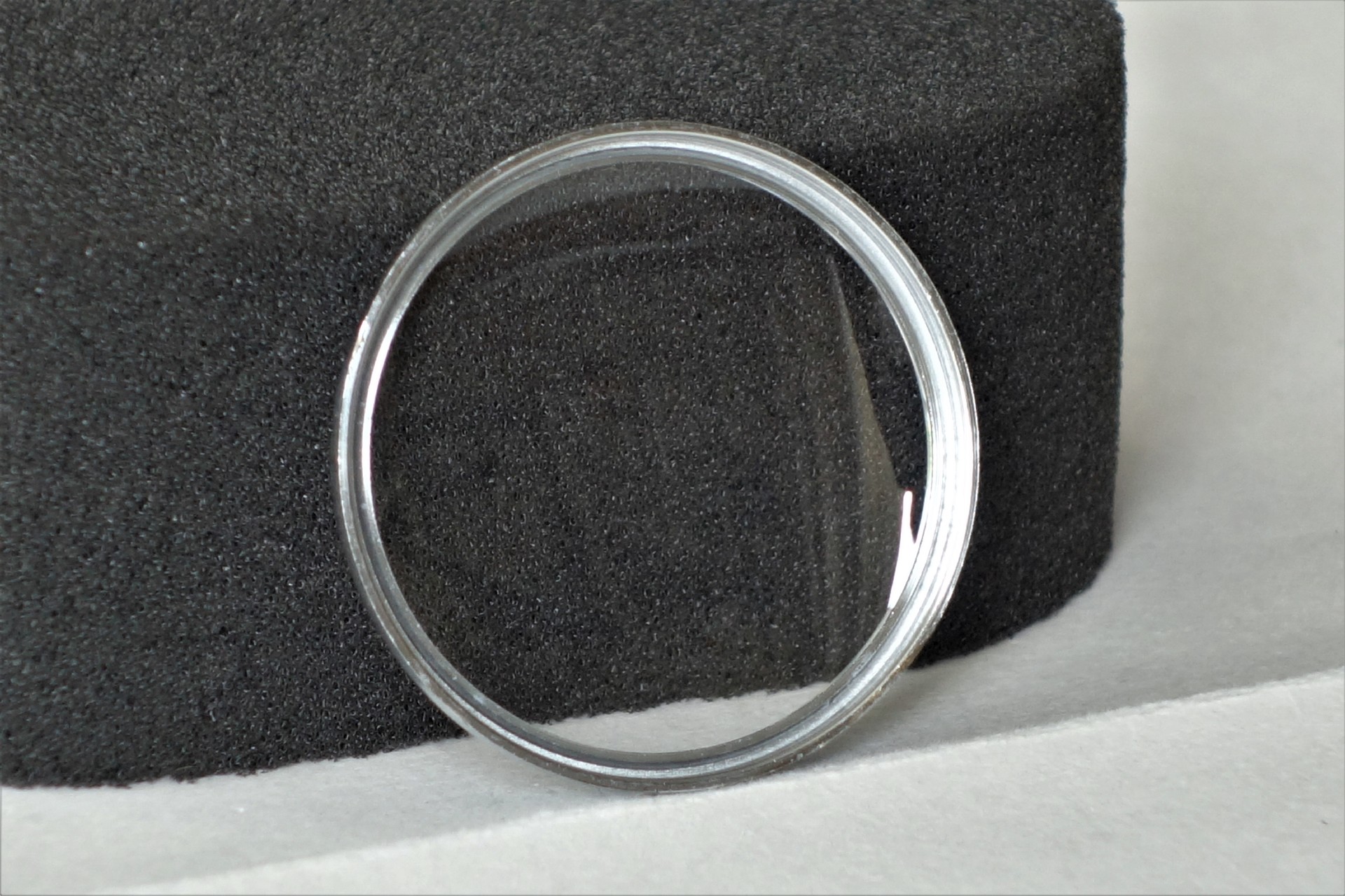 Transparentes rundes Uhrglas als Ersatzteil für Armbanduhren.