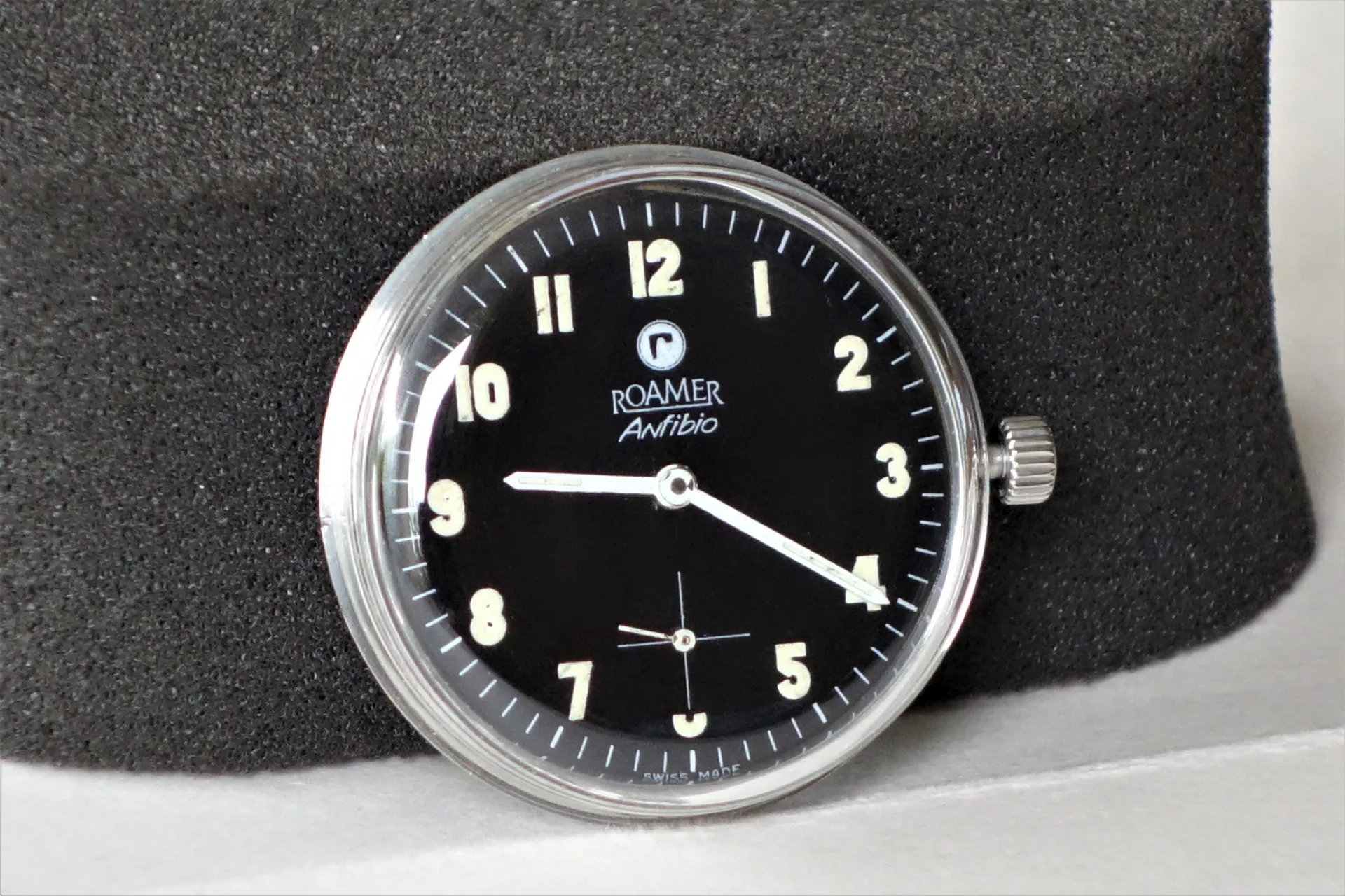 Roamer Anfibio Uhrwerk Schwarzes Uhrwerk mit Zifferblatt und silberfarbener Krone, Modell Roamer Anfibio.