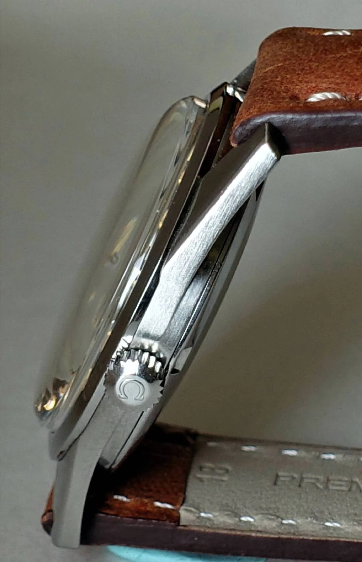 Armbanduhr silberfarben braunes Band Silberfarbene Armbanduhr mit braunem Lederarmband und seitlicher Krone.