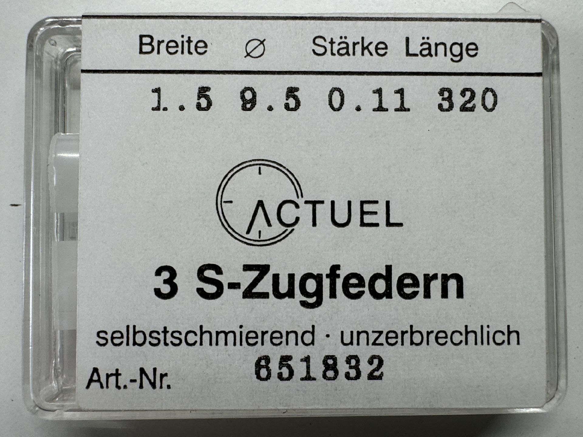 Drei silberfarbene Zugfedern für Uhren in transparenter Kunststoffbox.