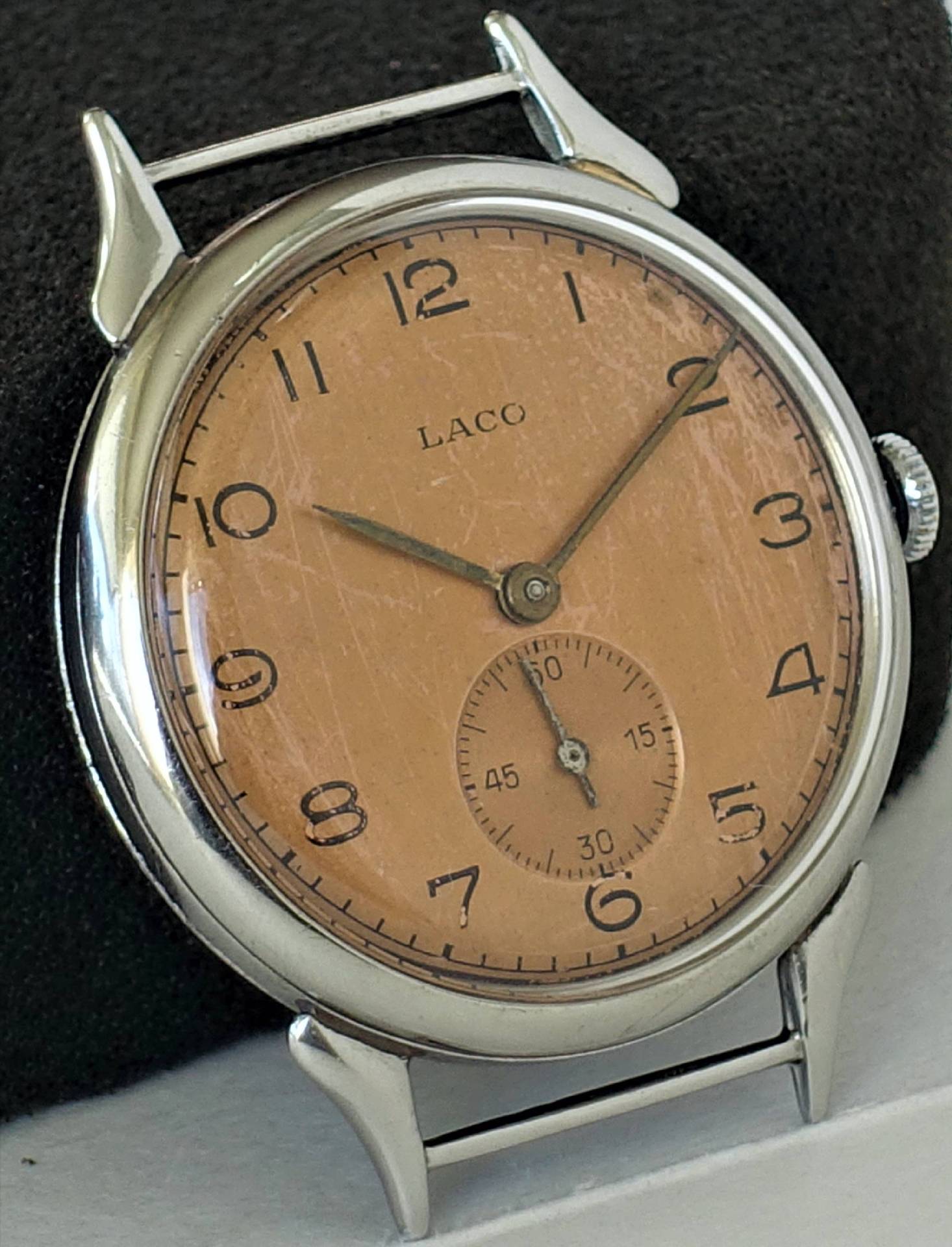 Silberfarbene Armbanduhr mit beigem Zifferblatt und kleiner Sekunde, Marke Laco.