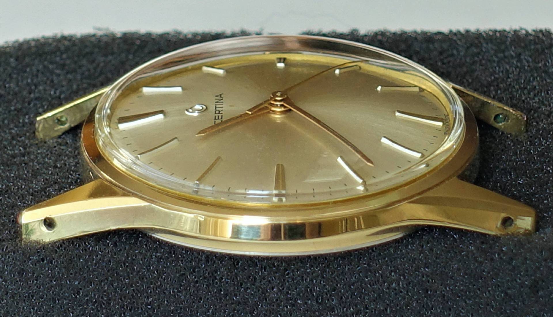 Goldfarbene Certina Armbanduhr mit schlichtem Zifferblatt und Zeigern.