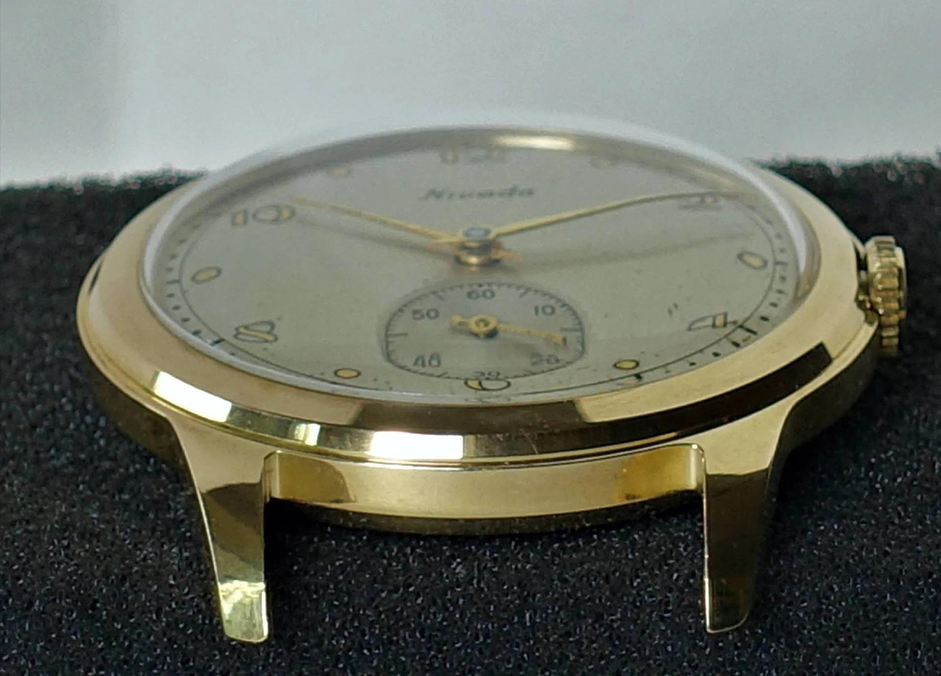 Armbanduhr goldfarben Flache Armbanduhr mit goldfarbenem Gehäuse und hellem Zifferblatt.