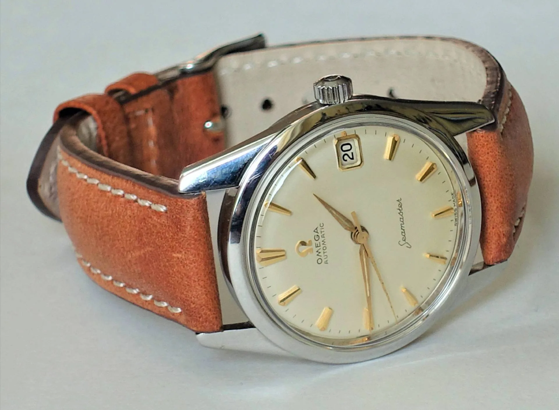 Armbanduhr cremefarben braun Klassische Armbanduhr mit cremefarbenem Zifferblatt, goldfarbenen Indizes und braunem Lederarmband.