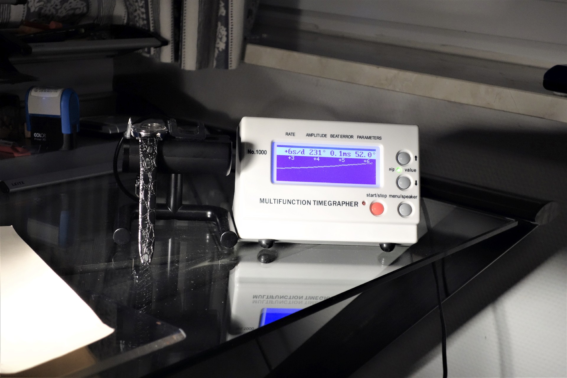 Elektronisches Messgerät zur Überprüfung der Ganggenauigkeit von mechanischen Uhren.