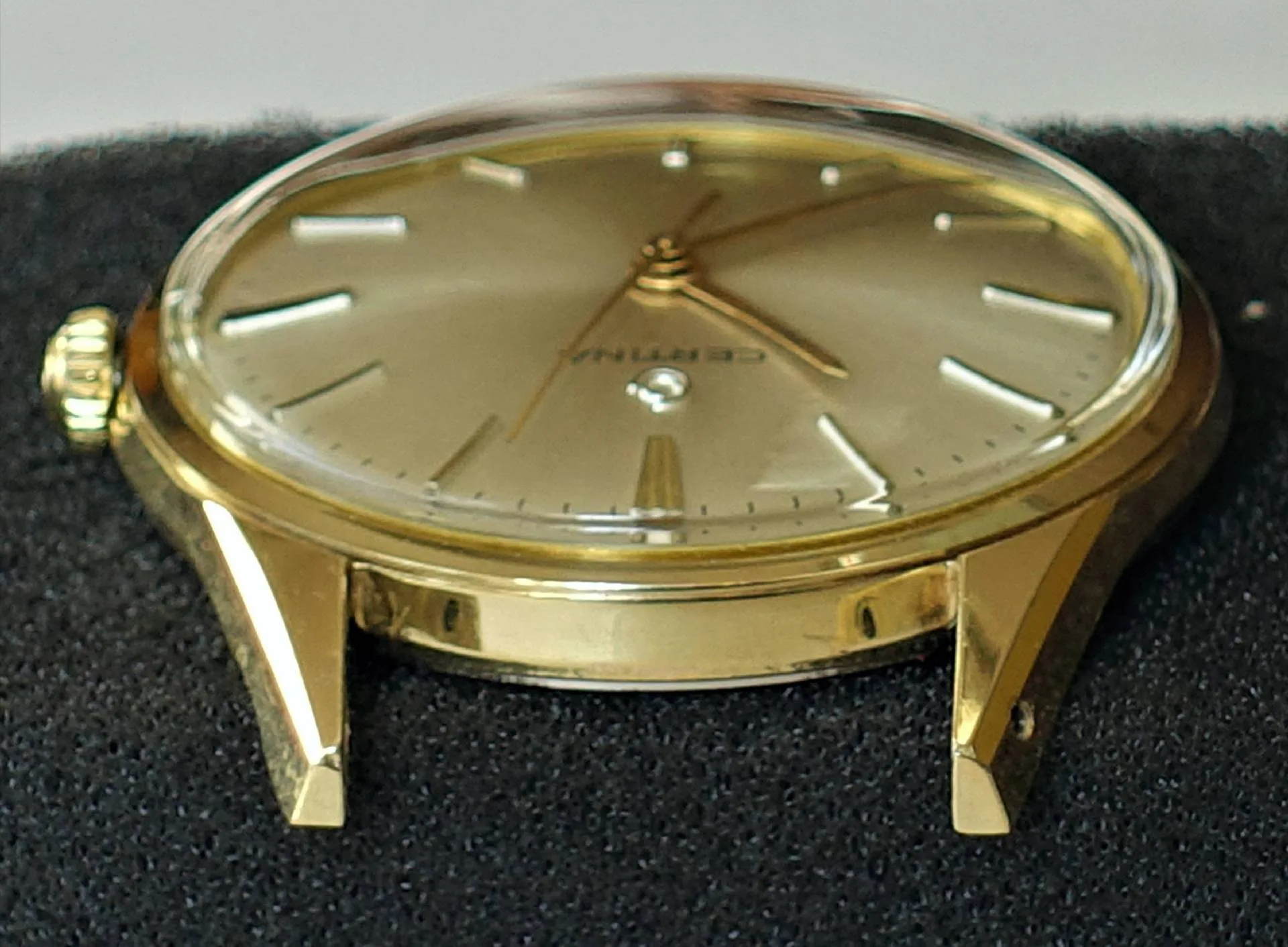 Goldfarbene Armbanduhr mit schlichtem Zifferblatt und Metallgehäuse.