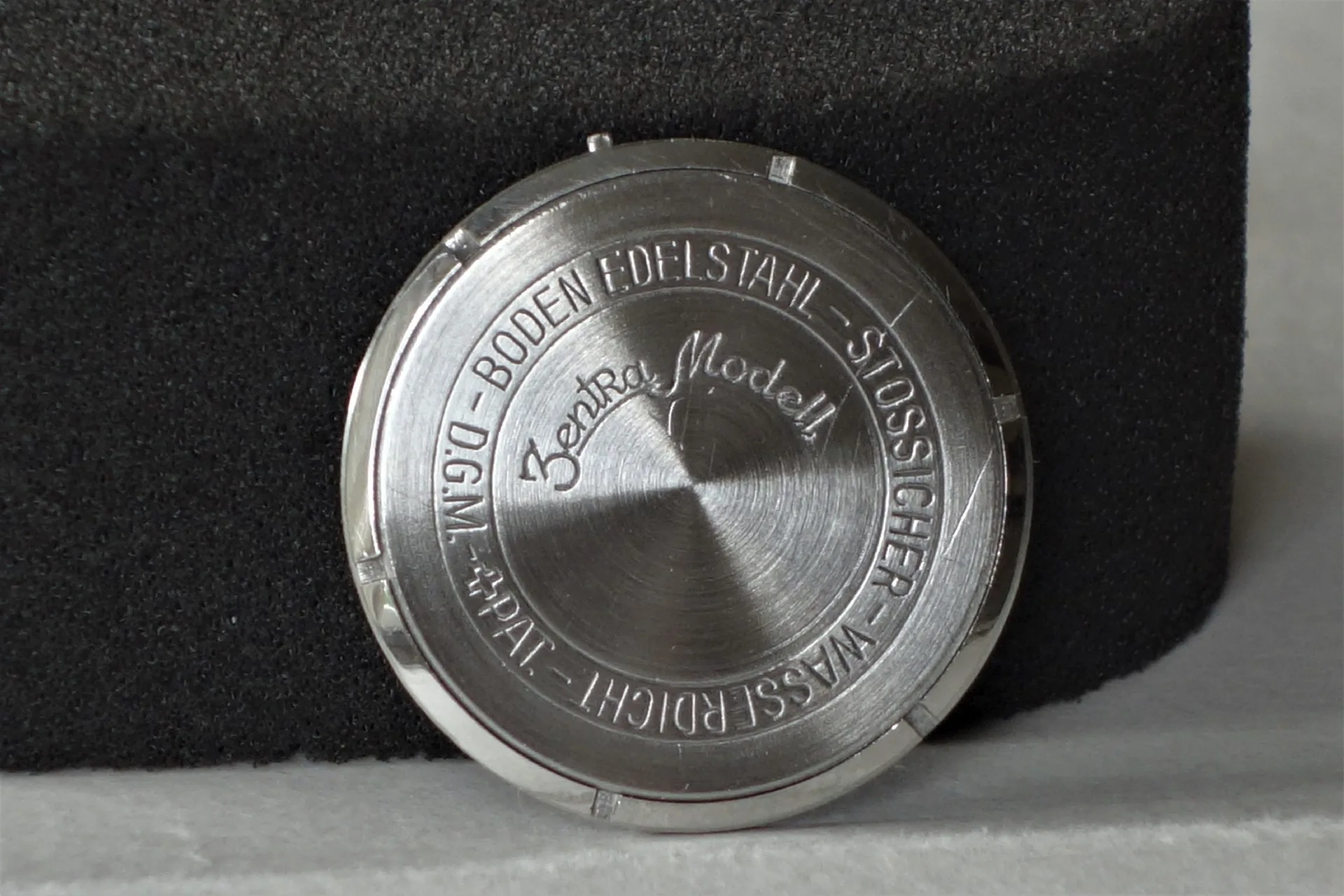Gehäuseboden silberfarben Runder silberfarbener Gehäuseboden für Armbanduhren mit Gravur.