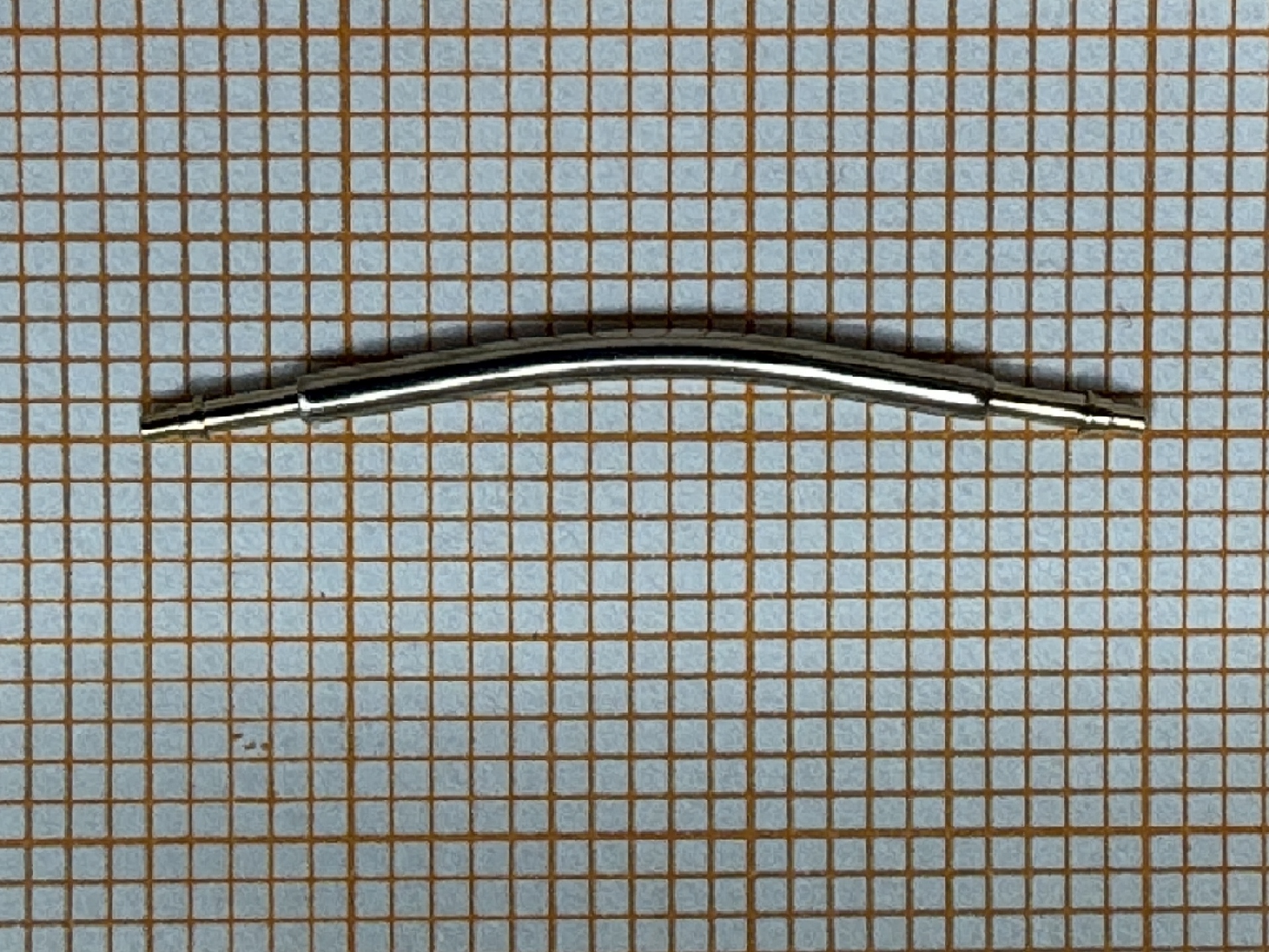 Gebogener Federsteg aus Metall für Uhrenarmbänder.