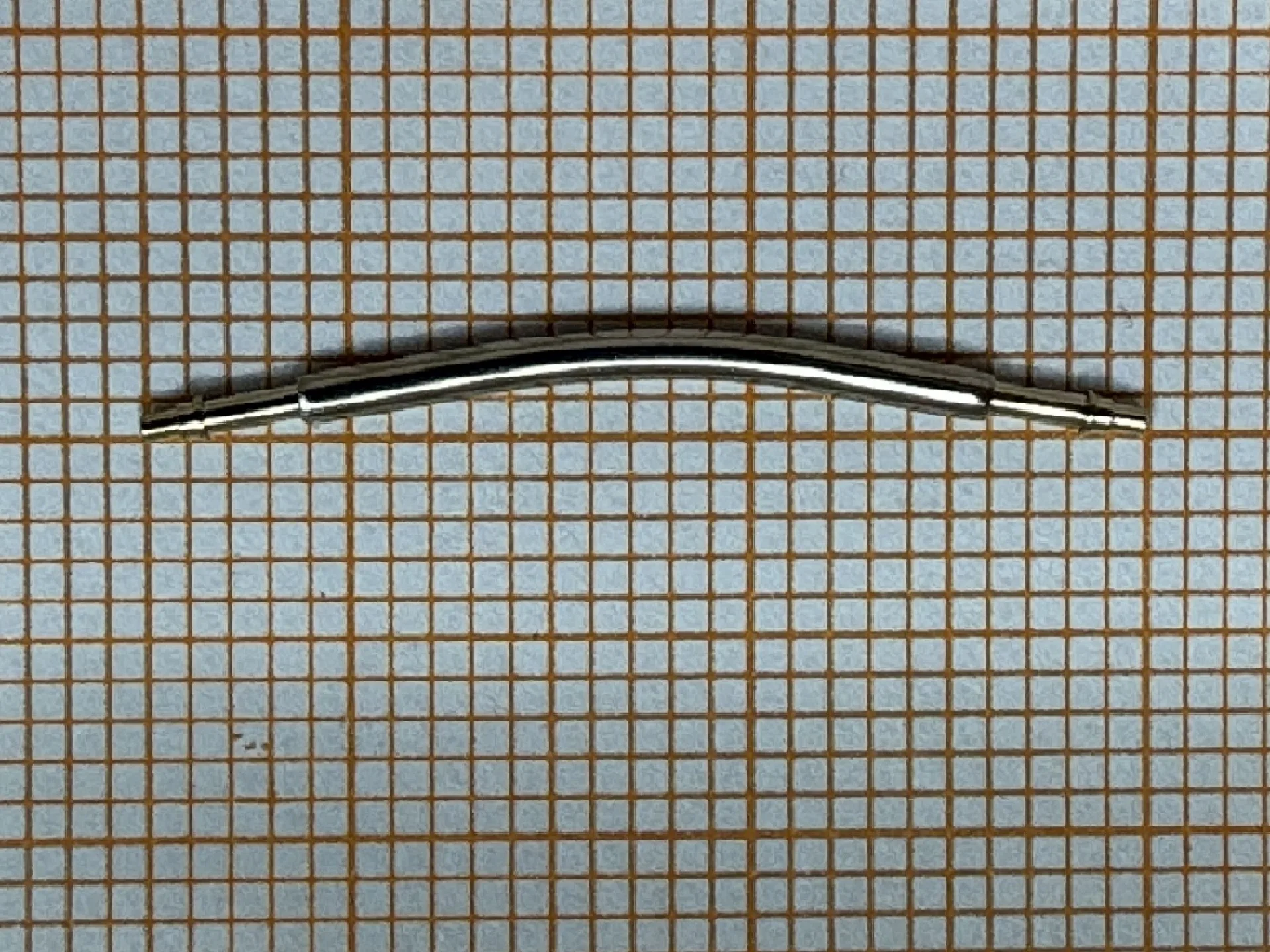 Gebogener Federsteg aus Metall für Uhrenarmbänder.