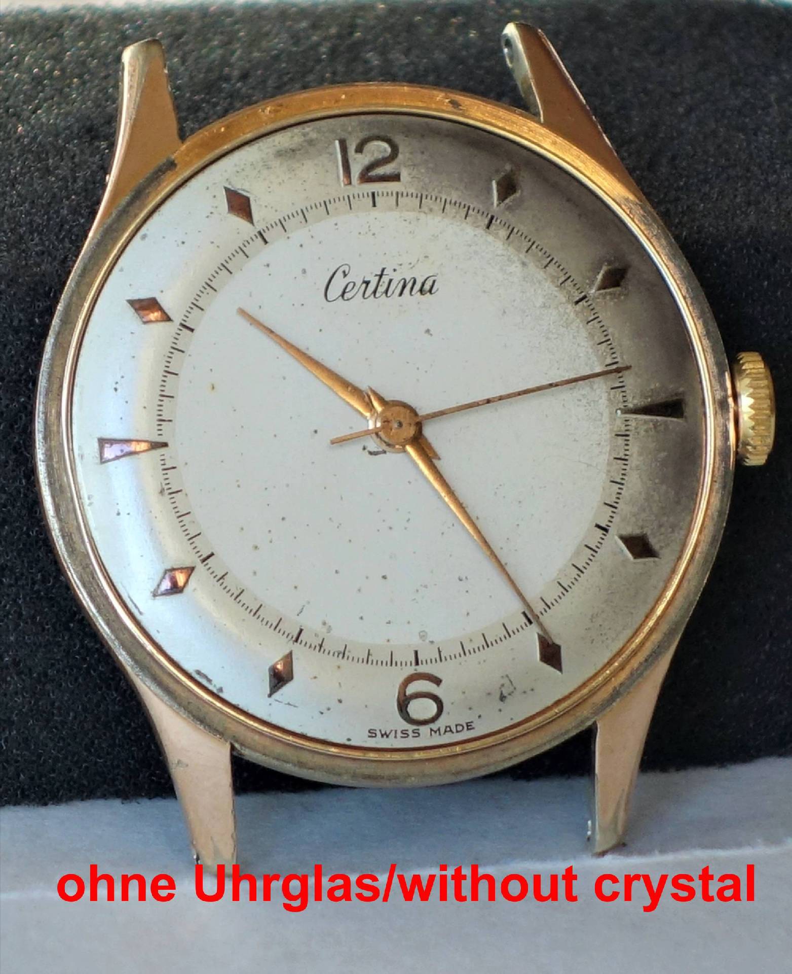 Goldfarbene Certina Armbanduhr ohne Uhrglas mit weißem Zifferblatt und goldfarbenen Zeigern.