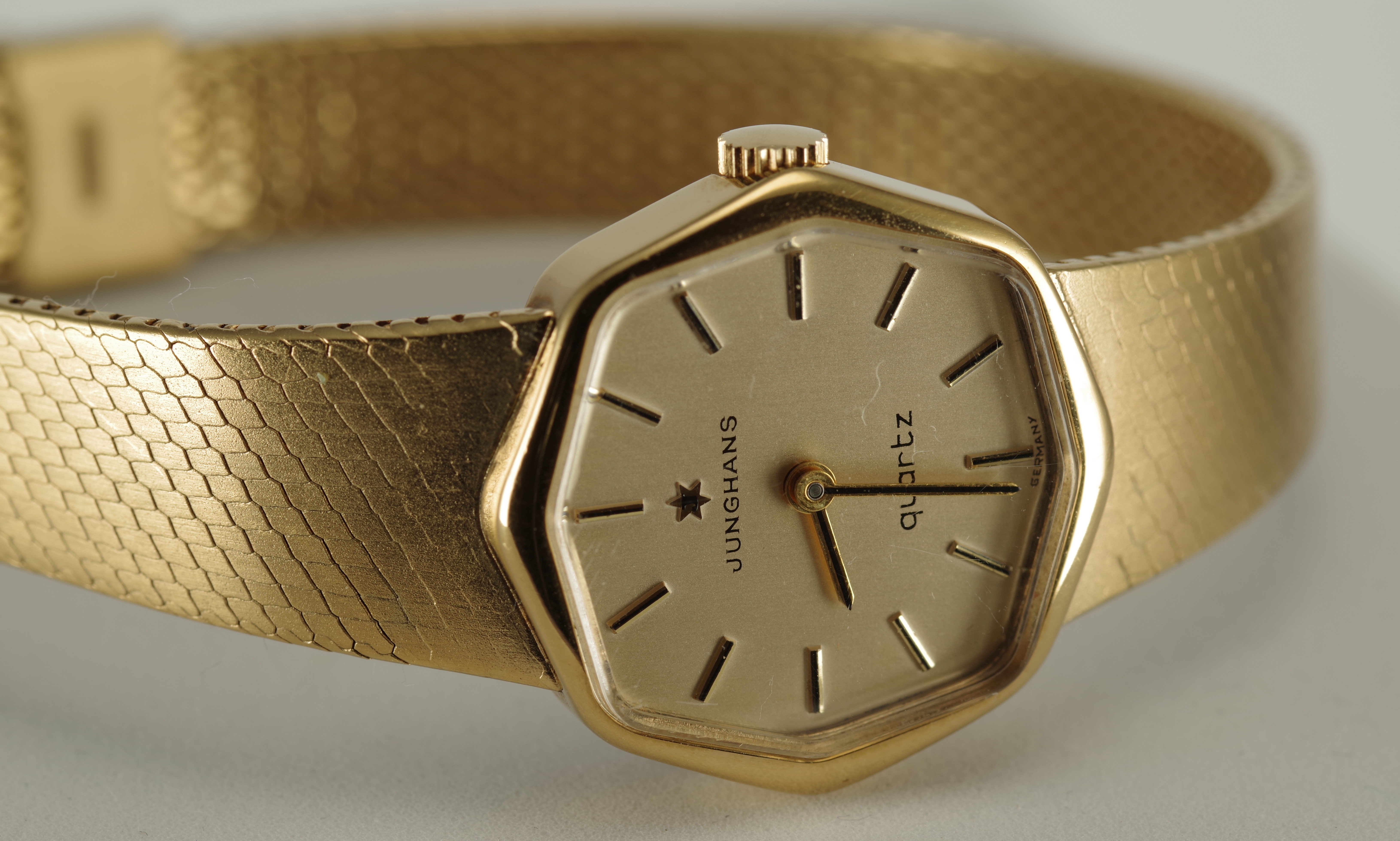 Junghans formschöne Damen Quarz-Armbanduhr goldfarbenes Gehäuse Metallarmband