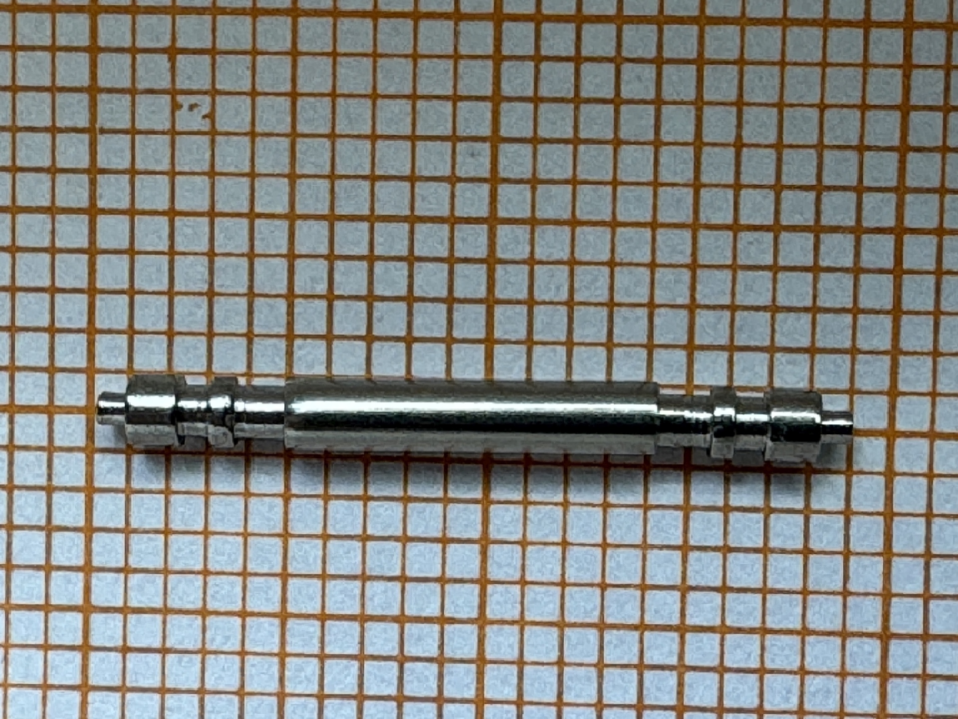 Metallener Federsteg für Uhrenarmbänder.