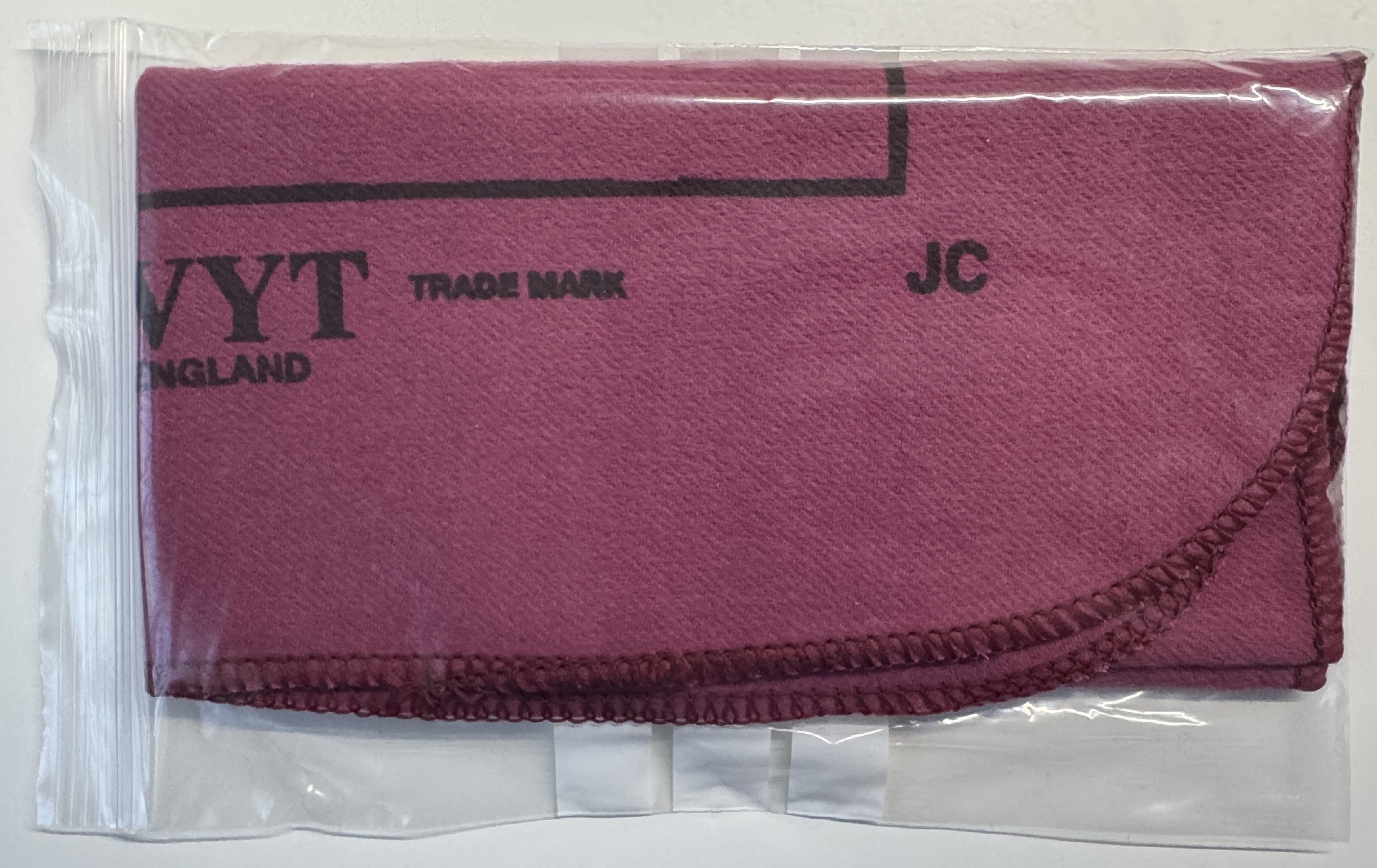Reinigungstuch für Uhren Rotes Reinigungstuch aus Textil für Uhren, in transparenter Verpackung.