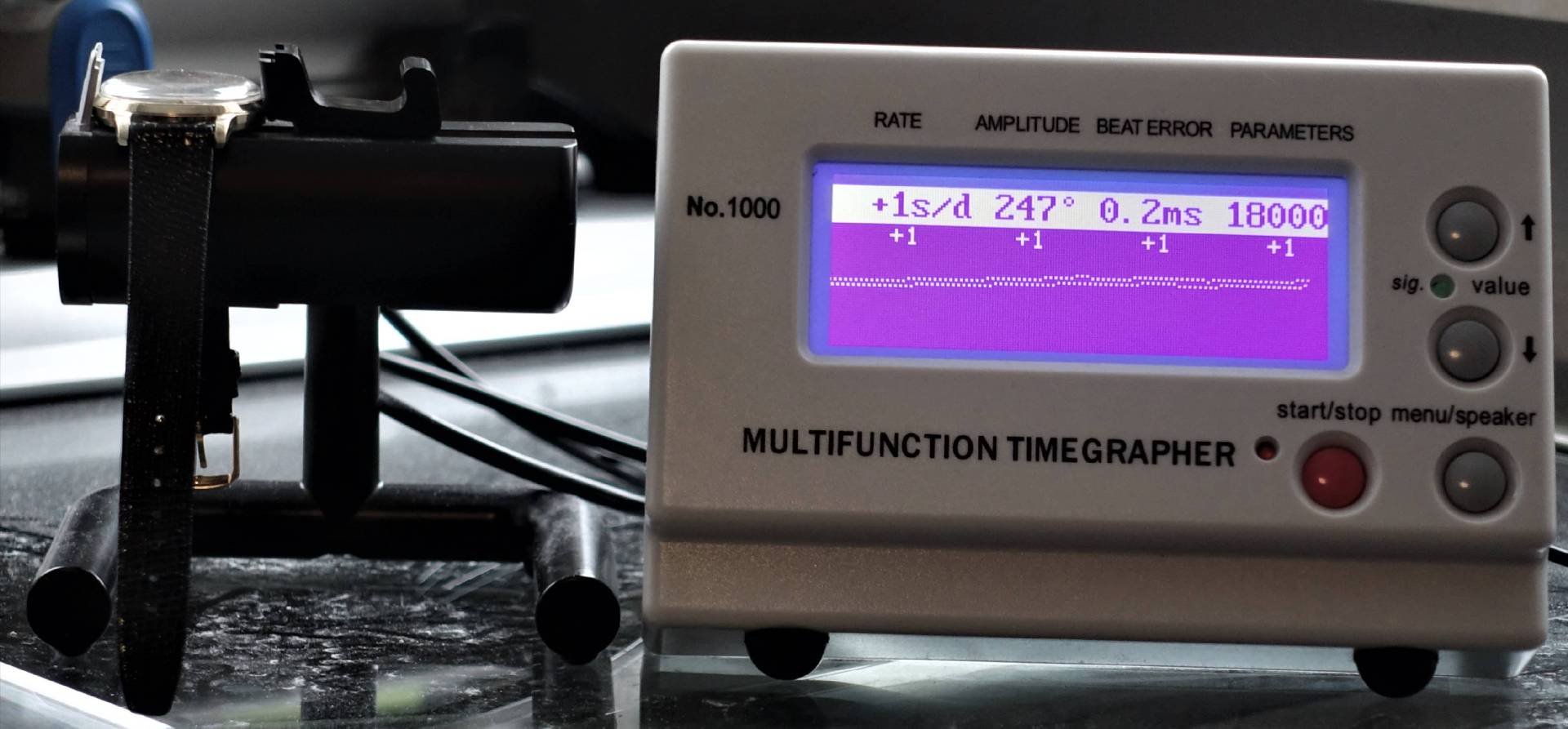 Elektronisches Messgerät zur Überprüfung der Ganggenauigkeit von mechanischen Uhren.