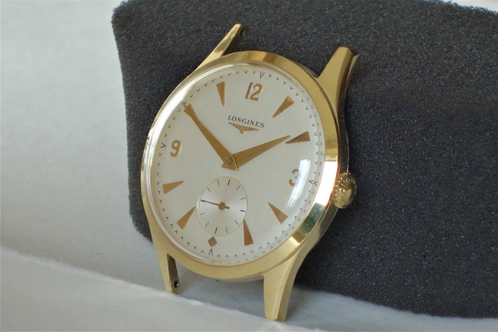 Uhrgehäuse goldfarben Goldfarbenes Uhrgehäuse mit weißem Zifferblatt und goldfarbenen Zeigern.