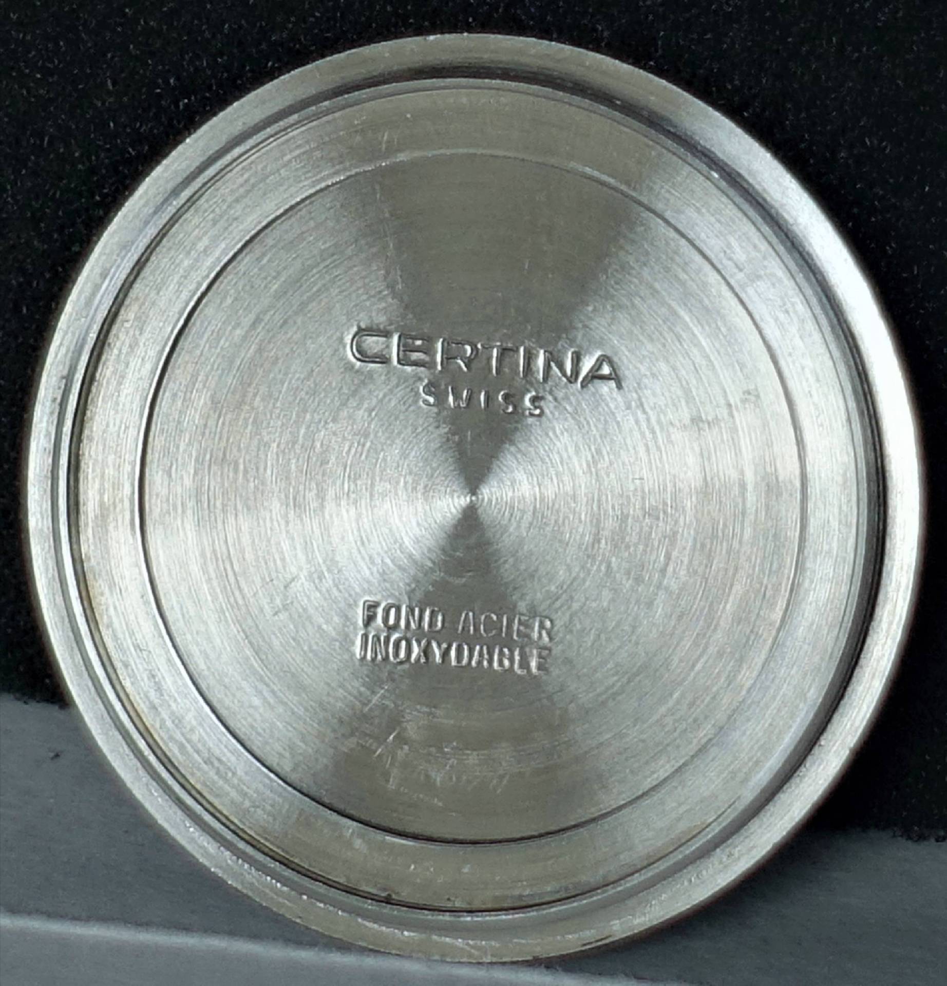 Runder silberfarbener Uhrenboden aus Metall mit Certina Gravur.