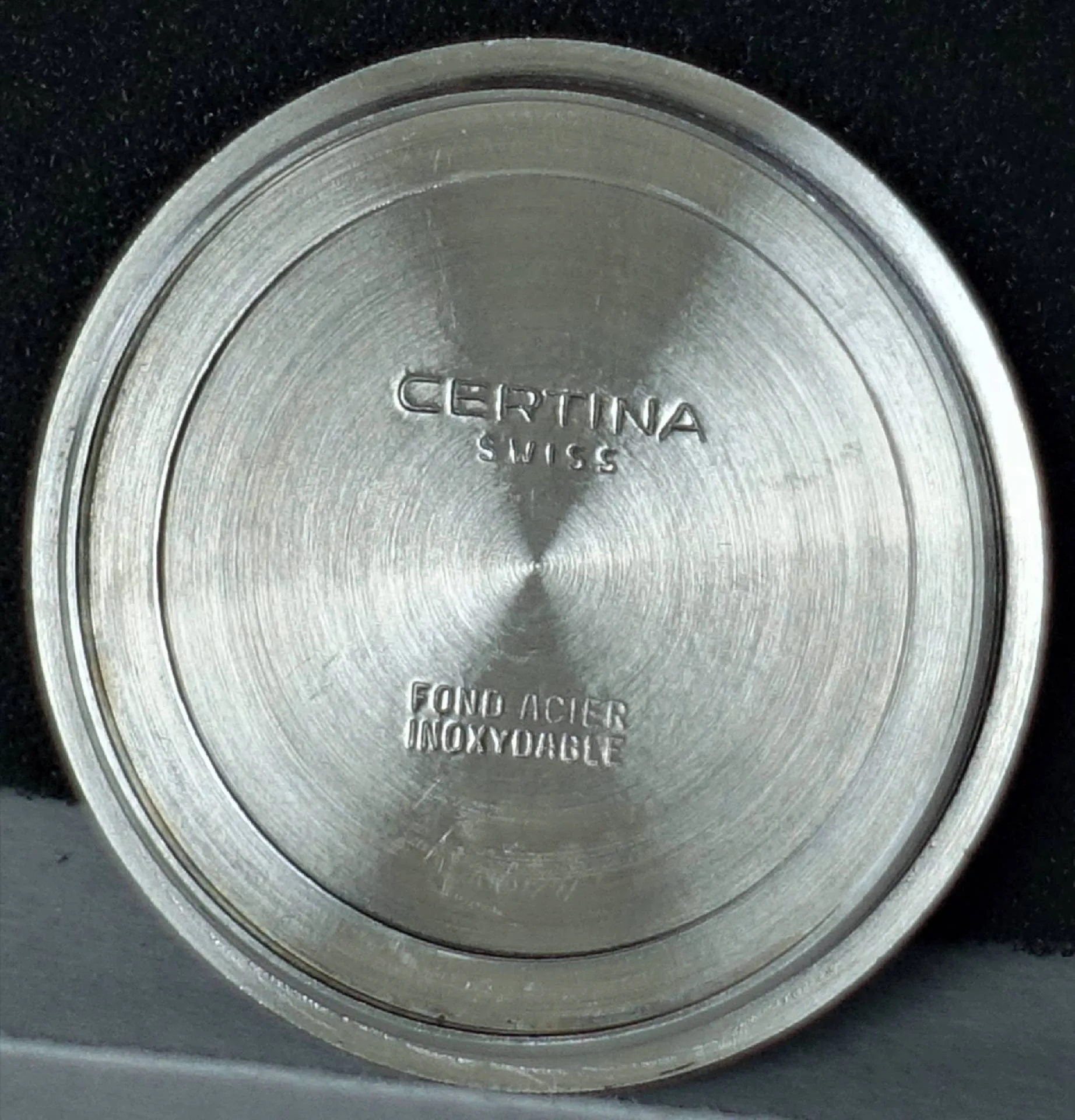 Certina Uhrenboden silberfarben Runder silberfarbener Uhrenboden aus Metall mit Certina Gravur.